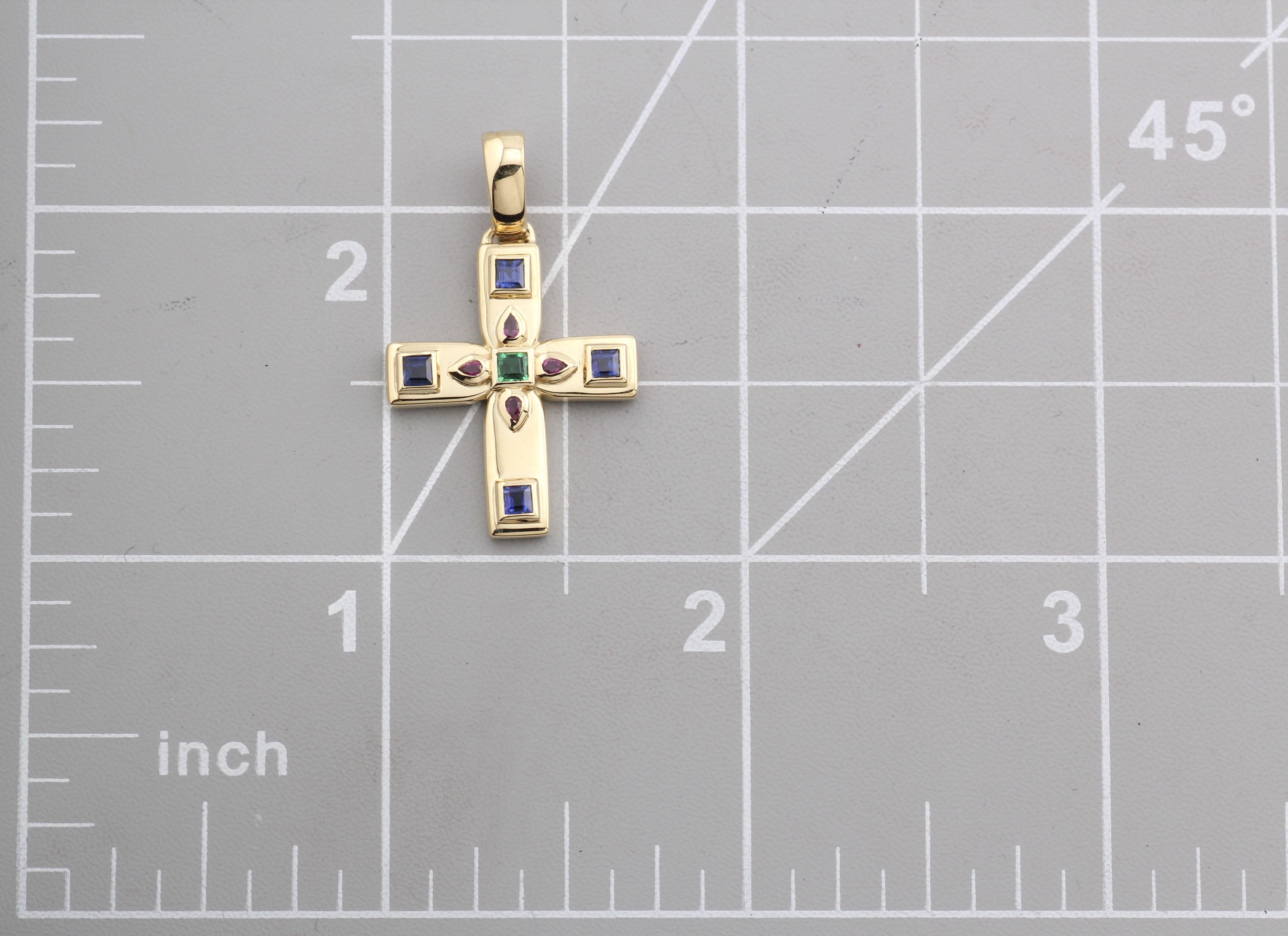 Cartier Pendentif breloque croix byzantine en or jaune 18 carats, saphir, rubis et émeraude en vente 3