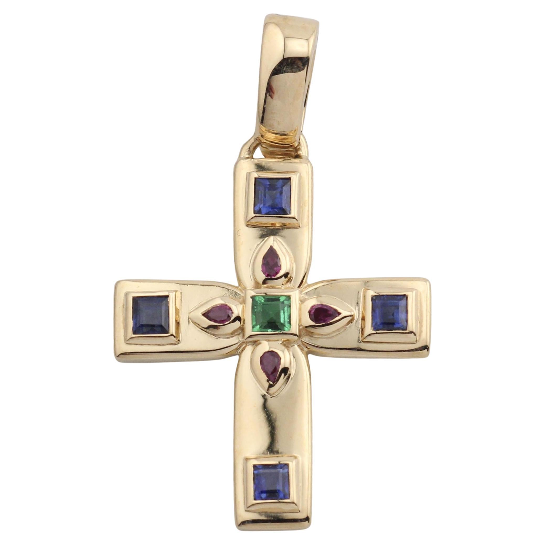 Cartier Pendentif breloque croix byzantine en or jaune 18 carats, saphir, rubis et émeraude en vente