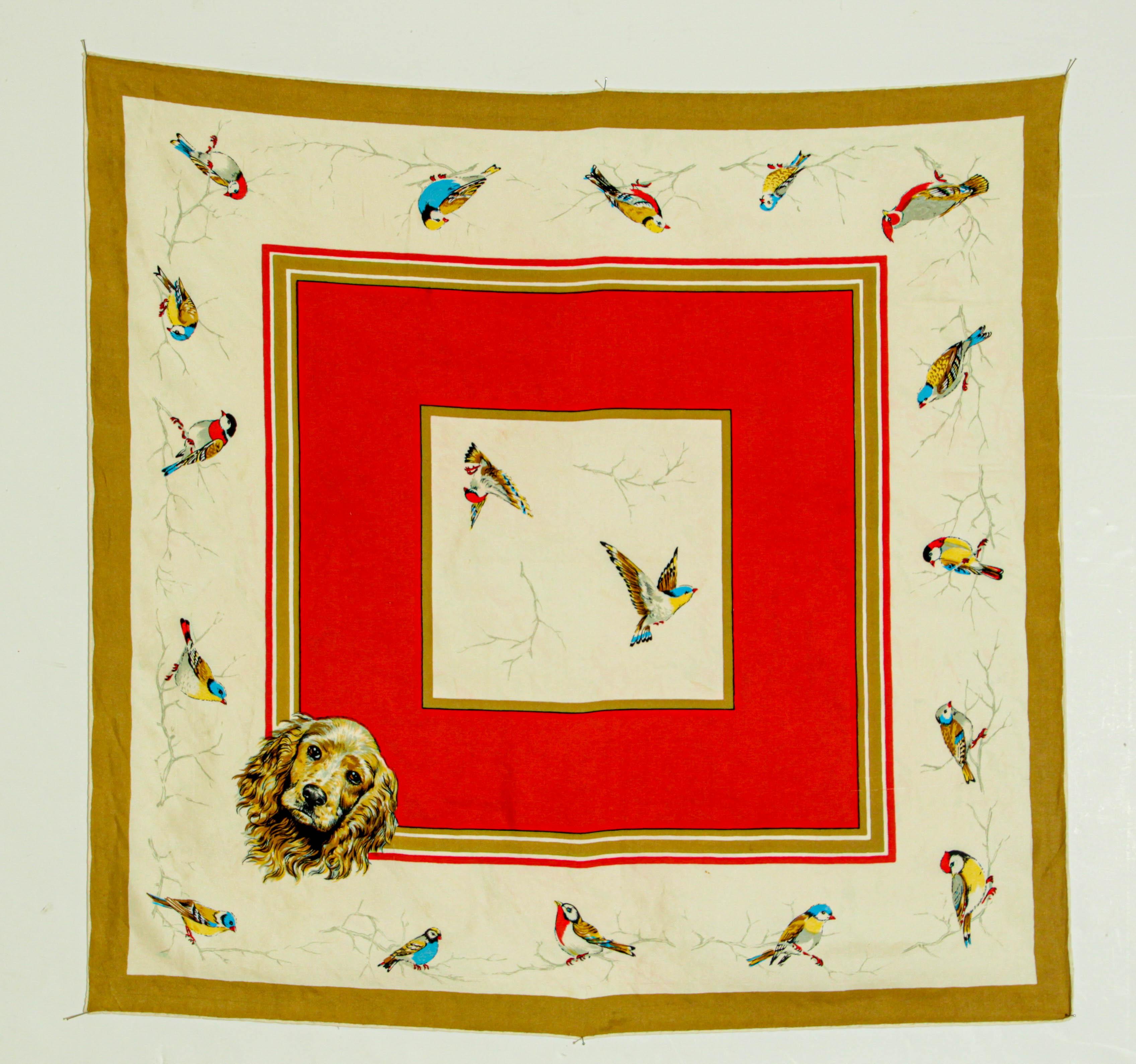 Schöner Vintage Seidenschal mit Jagdmotiv aus den 1980er Jahren mit goldener und roter Bordüre entworfen. 
Das Design zeigt blaue und rote Vögel im Flug und einen hübschen britischen Cocker Spaniel in der unteren linken Ecke.
Wirklich hübsche