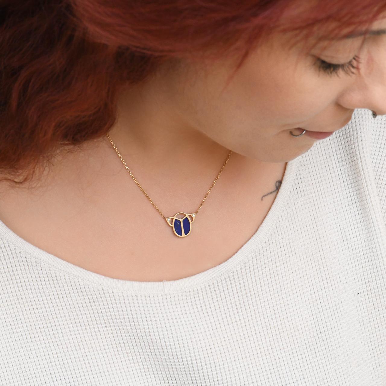 Taille brillant Collier pendentif en or jaune 18 carats Scarabée diamant Lapis Lazuli en vente