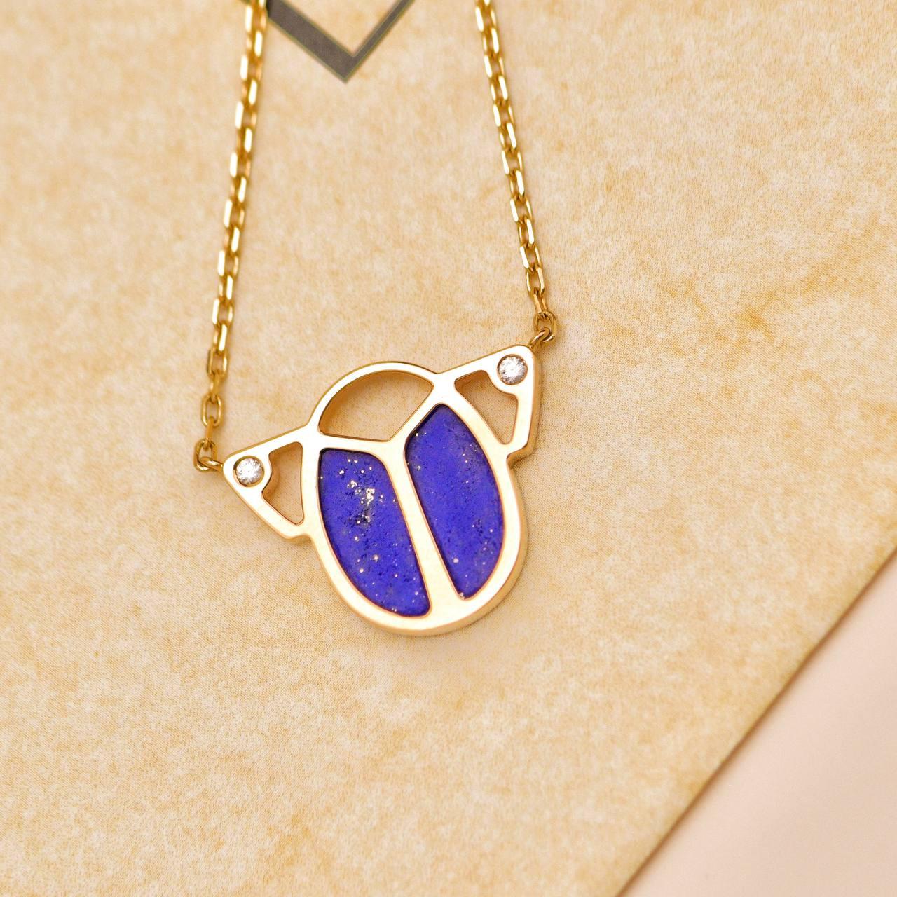 Collier pendentif en or jaune 18 carats Scarabée diamant Lapis Lazuli en vente 1