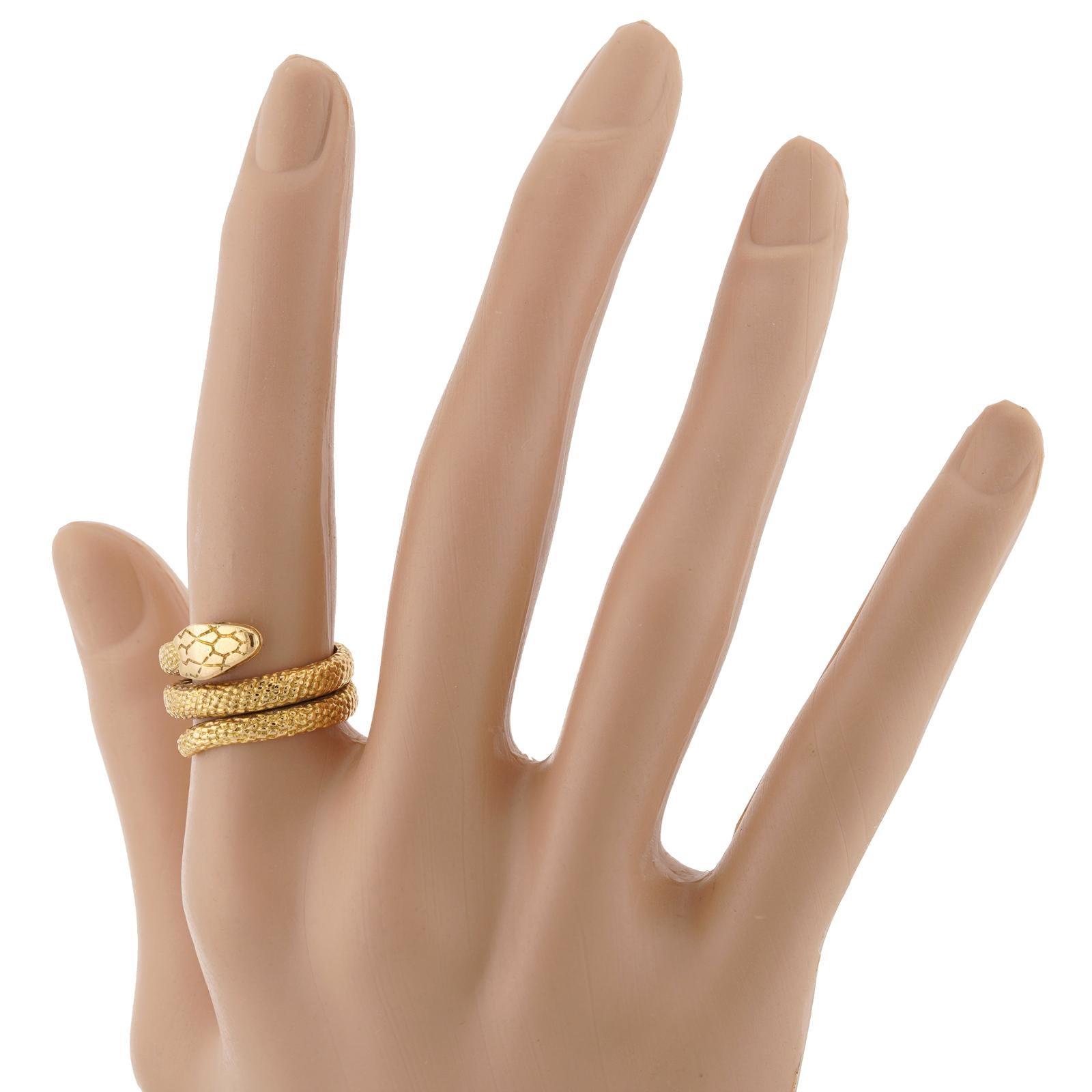 Round Cut CARTIER Serpenti Emerald Yellow Gold Vintage Snake Ring For Sale