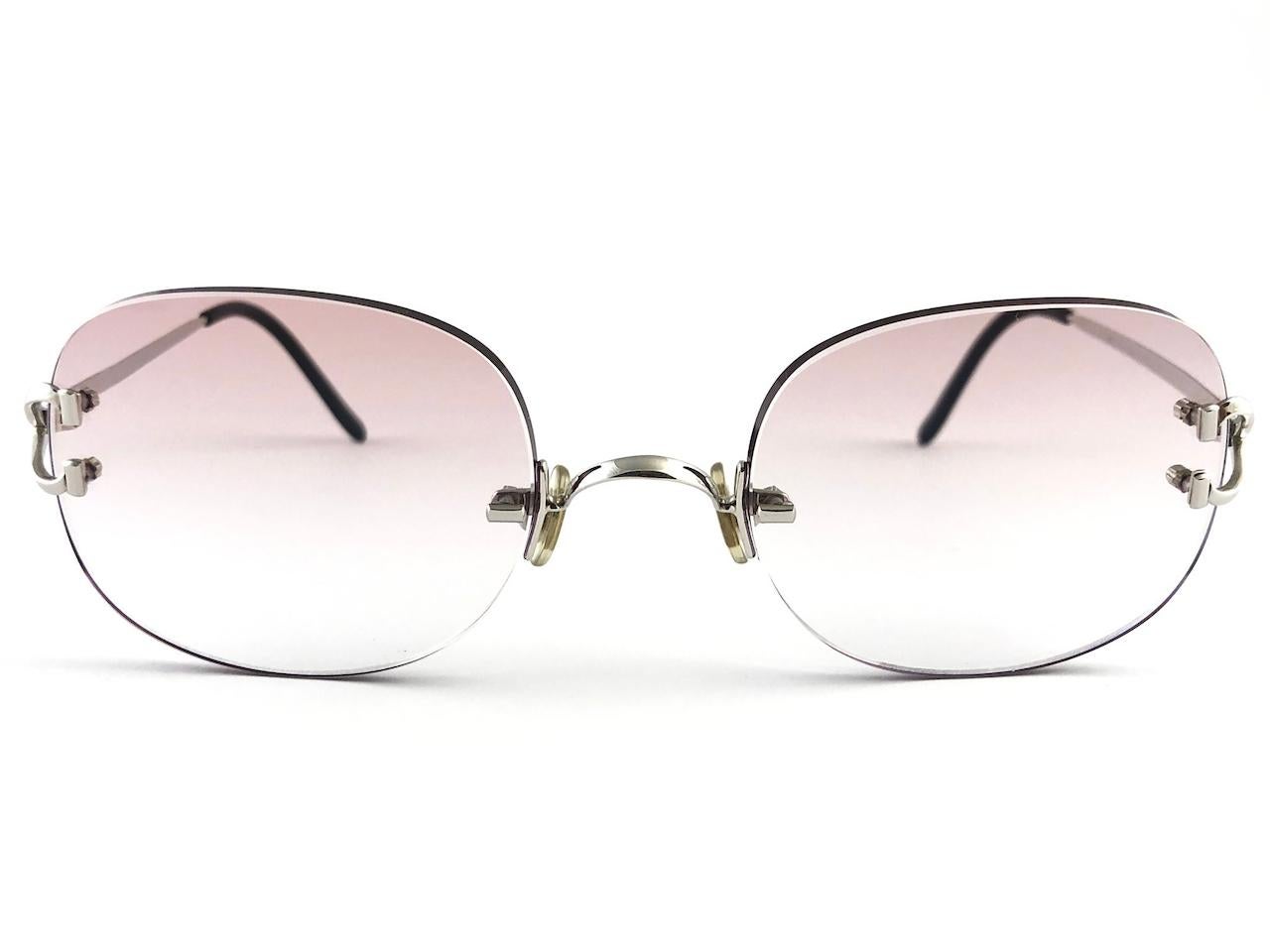 New Cartier Serrano einzigartige randlose Sonnenbrille aus Platin mit ultra hellbraunen Verlaufsgläsern (UV-Schutz).  Rahmen mit Front und Seiten in der Sonderedition Gold. Alle Markenzeichen. Cartier-Goldzeichen auf den Ohrmuscheln.  Sie sind wie