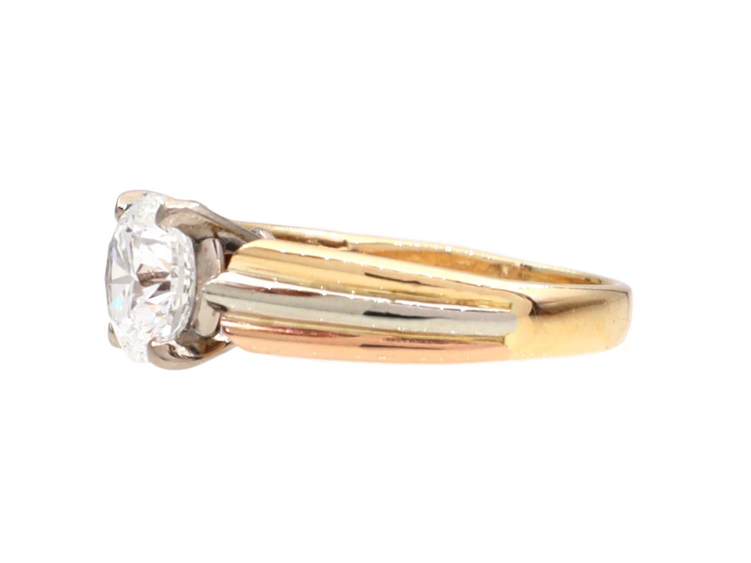 Cartier Verlobungsring mit Solitär-Diamant Trinity in 18-karätigem Gold. In der Mitte befindet sich ein runder Diamant im alten europäischen Schliff von 2,01 Karat, Farbe E, Reinheit VS1, in einer Fassung mit vier Krallen, einem erhöhten