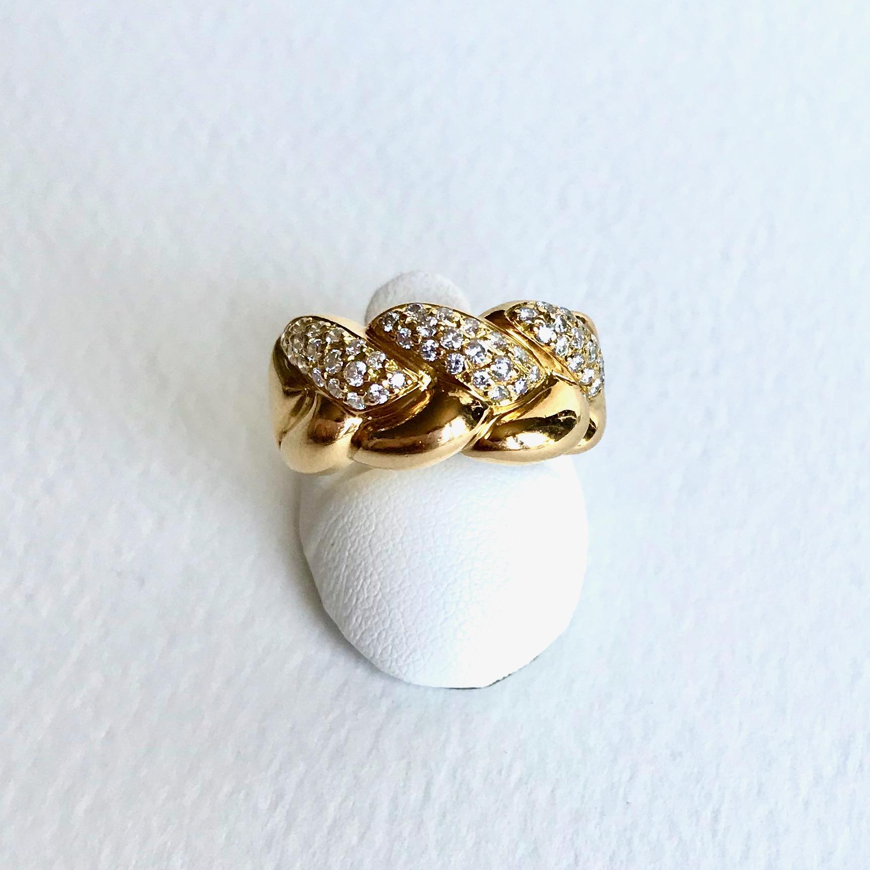 Cartier, boucles d'oreilles et bague en or jaune 18 carats serties de diamants en forme de trèfle en vente 8