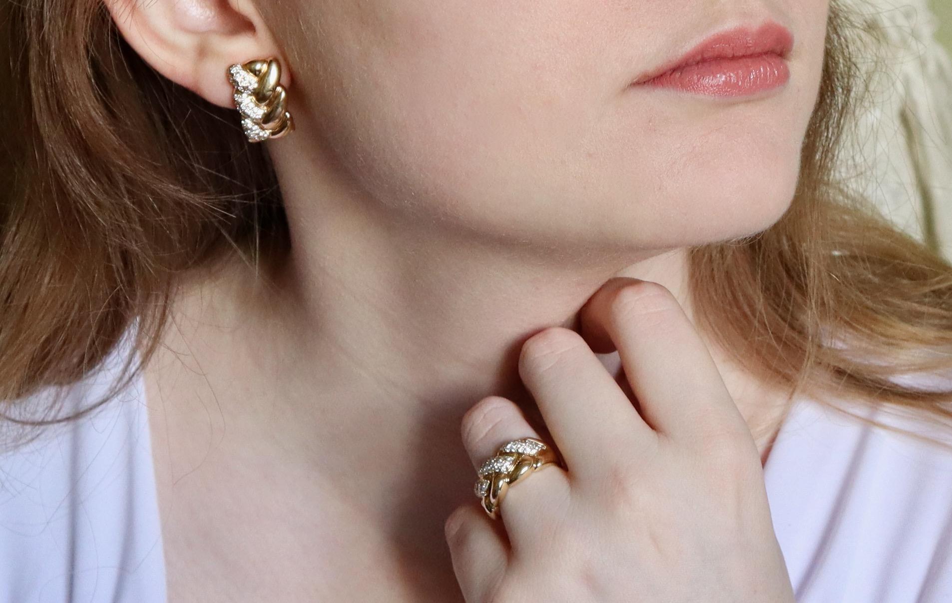 Taille brillant Cartier, boucles d'oreilles et bague en or jaune 18 carats serties de diamants en forme de trèfle en vente