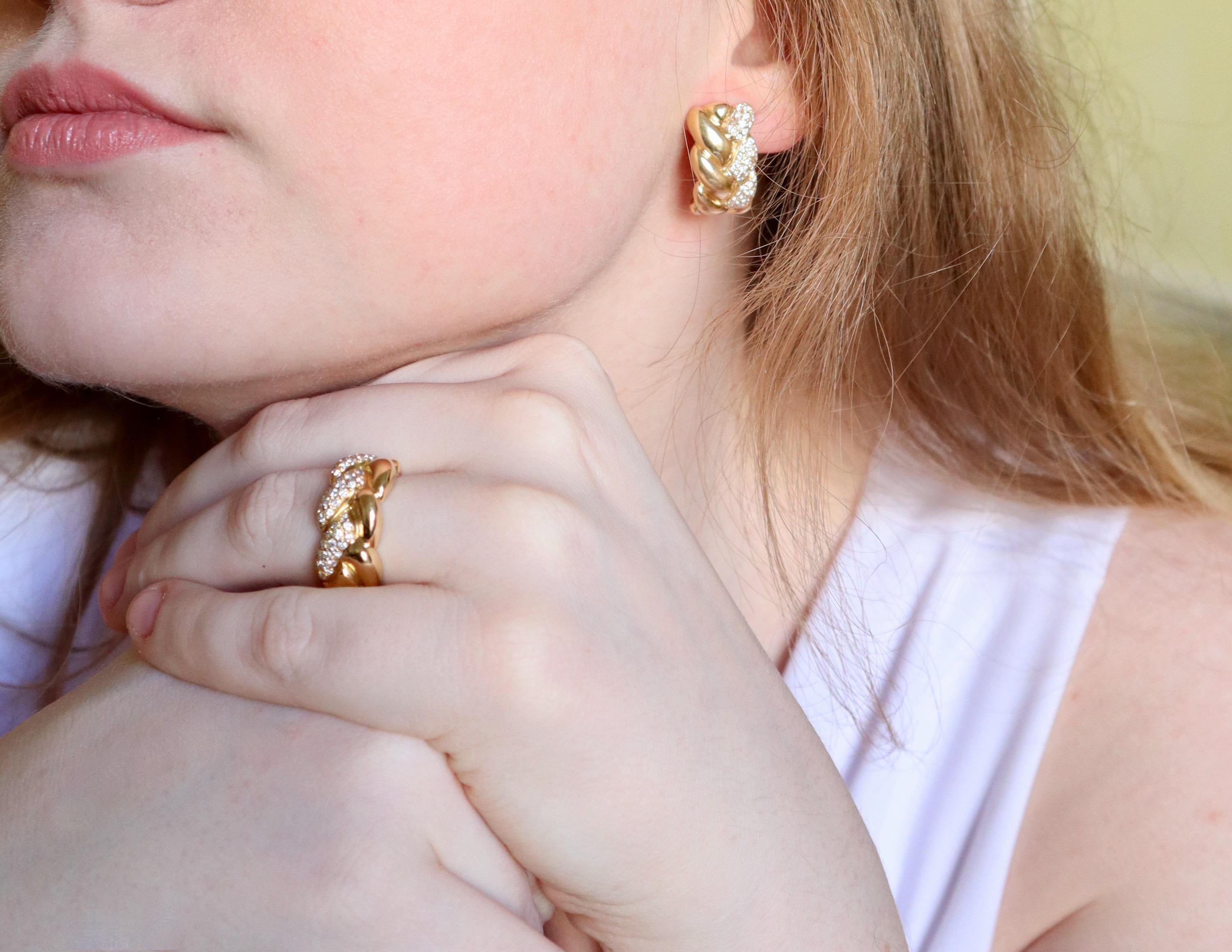 Cartier, boucles d'oreilles et bague en or jaune 18 carats serties de diamants en forme de trèfle Bon état - En vente à Paris, FR