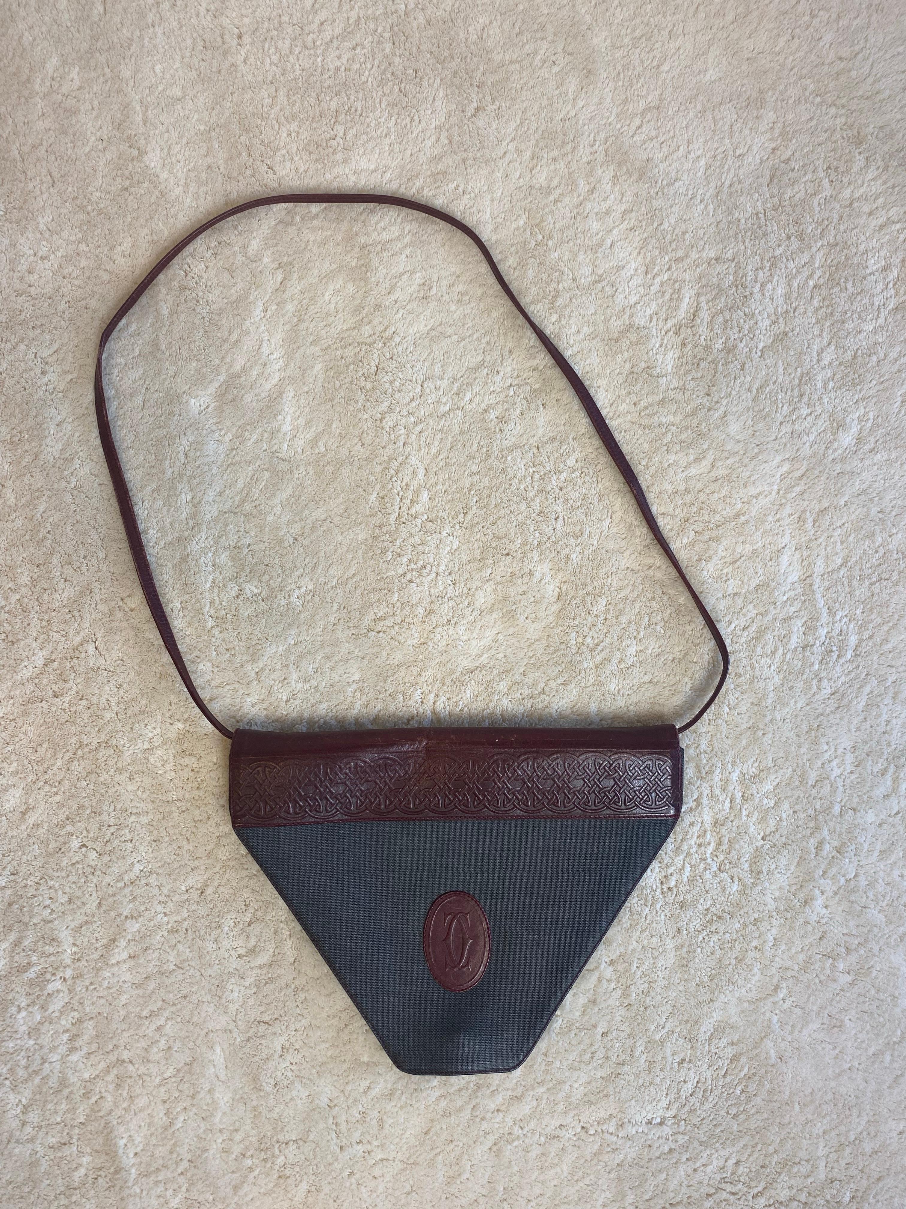 Cartier shoulder bag.
Can also be used as a clutch.
Height: 24 cm.
Width: 32 cm.
Good condition, shows signs of wear as shown in photos.