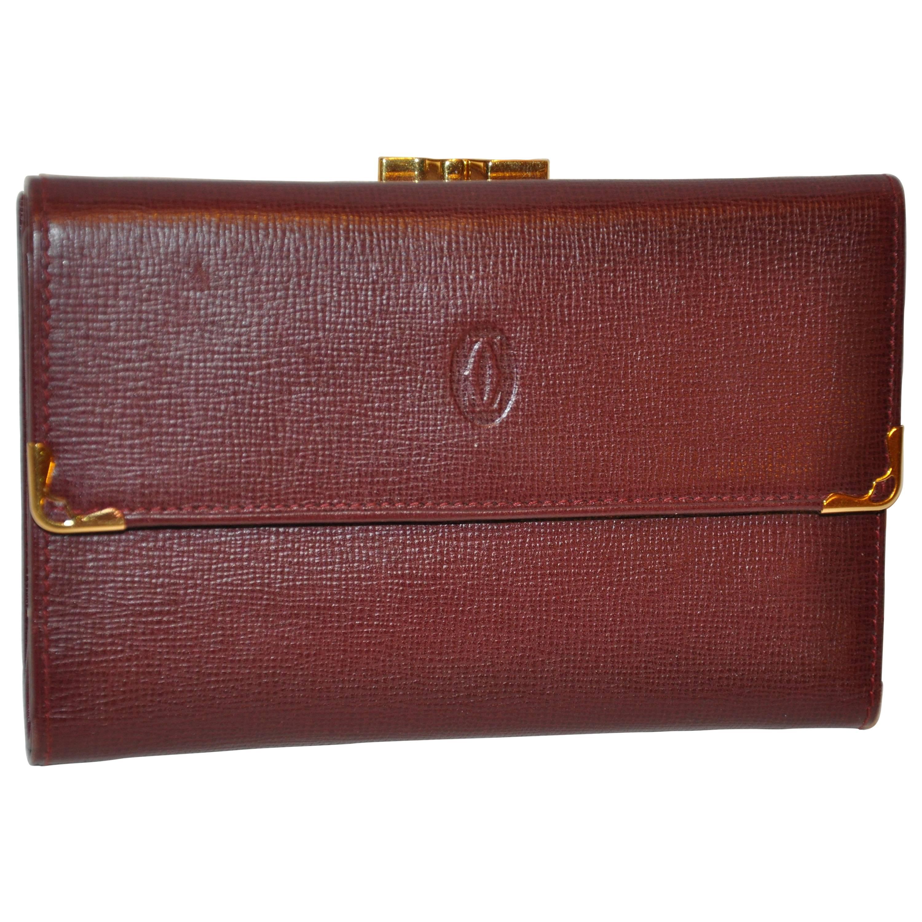 Porte-monnaie Cartier Signature en cuir de veau texturé bourgogne / C.C. / Change Purse