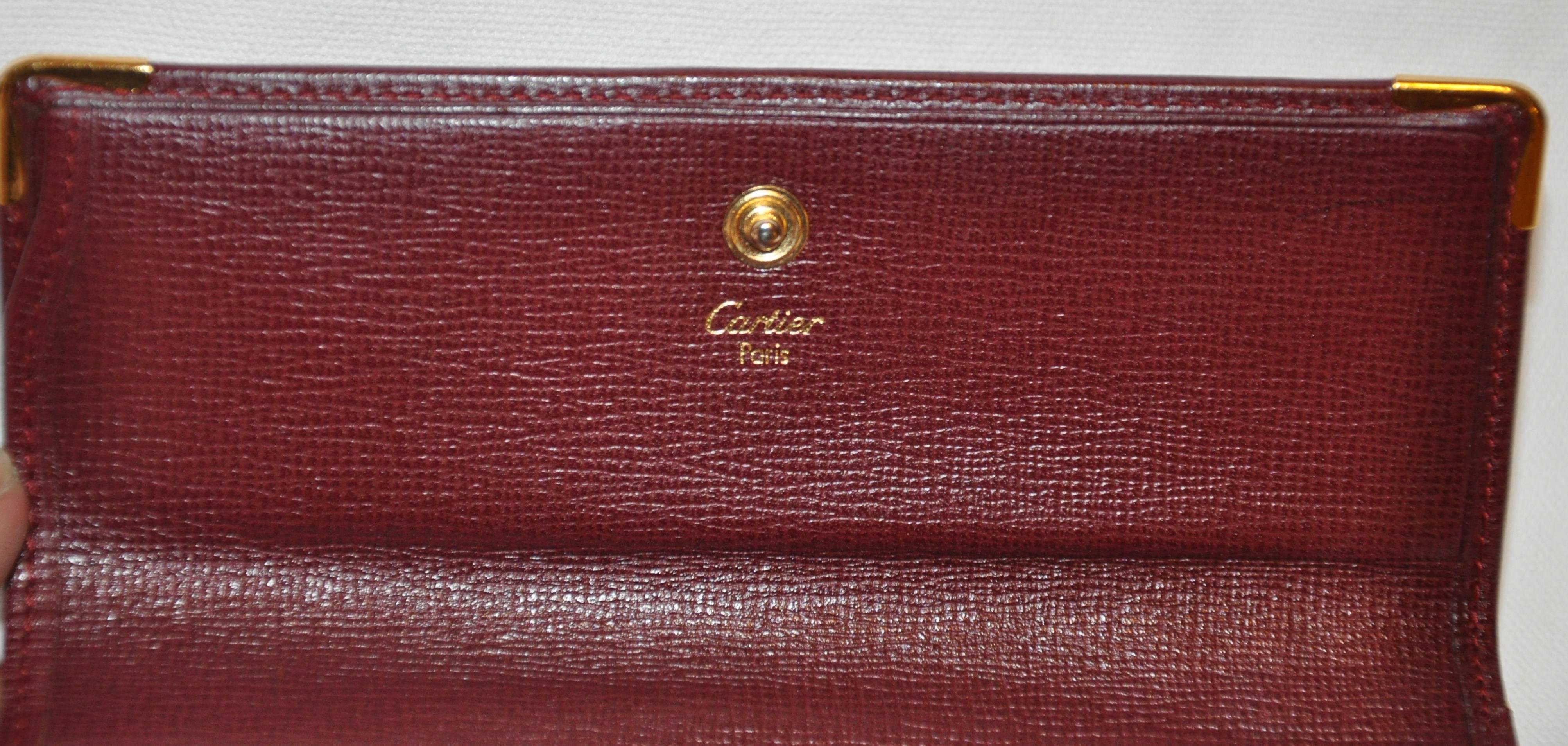 Cartier Signature Burgunderfarbenes strukturiertes Kalbsleder Billfold / C.C. / Wechselgeldbörse  im Zustand „Gut“ im Angebot in New York, NY