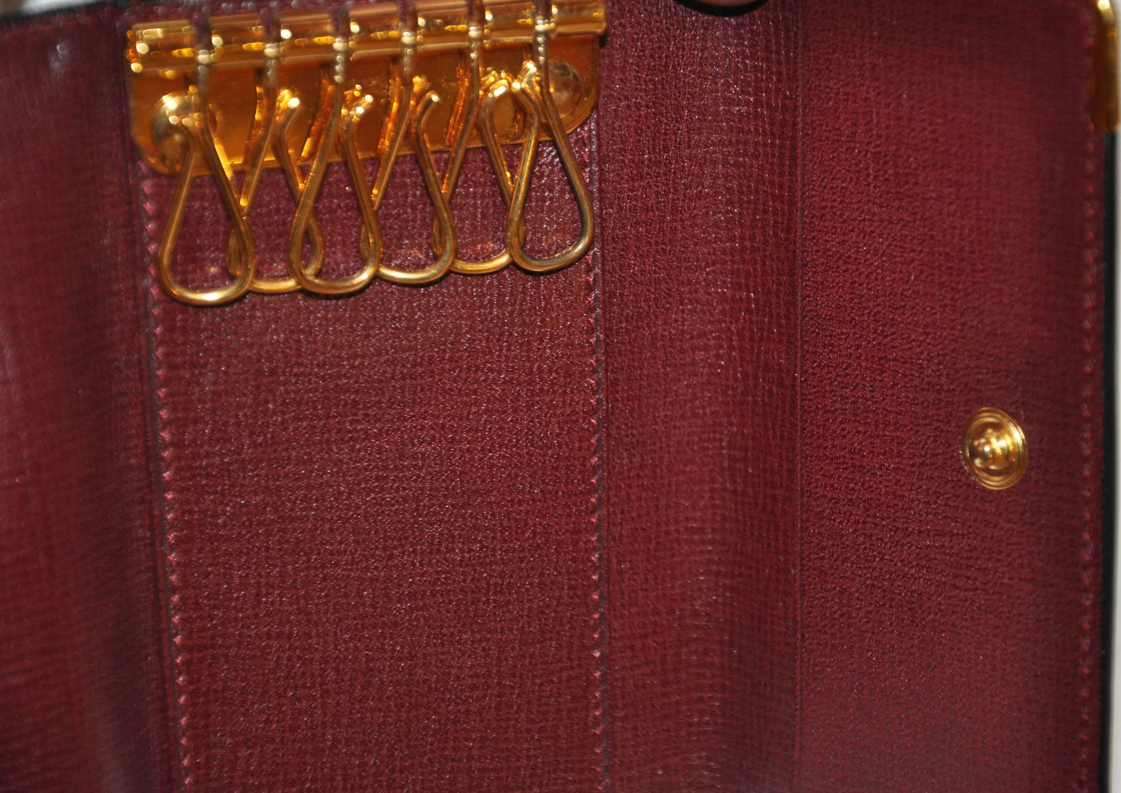 Cartier Signatur Burgunderfarbener Schlüsselanhänger aus strukturiertem Kalbsleder mit goldenen Akzenten im Zustand „Gut“ im Angebot in New York, NY