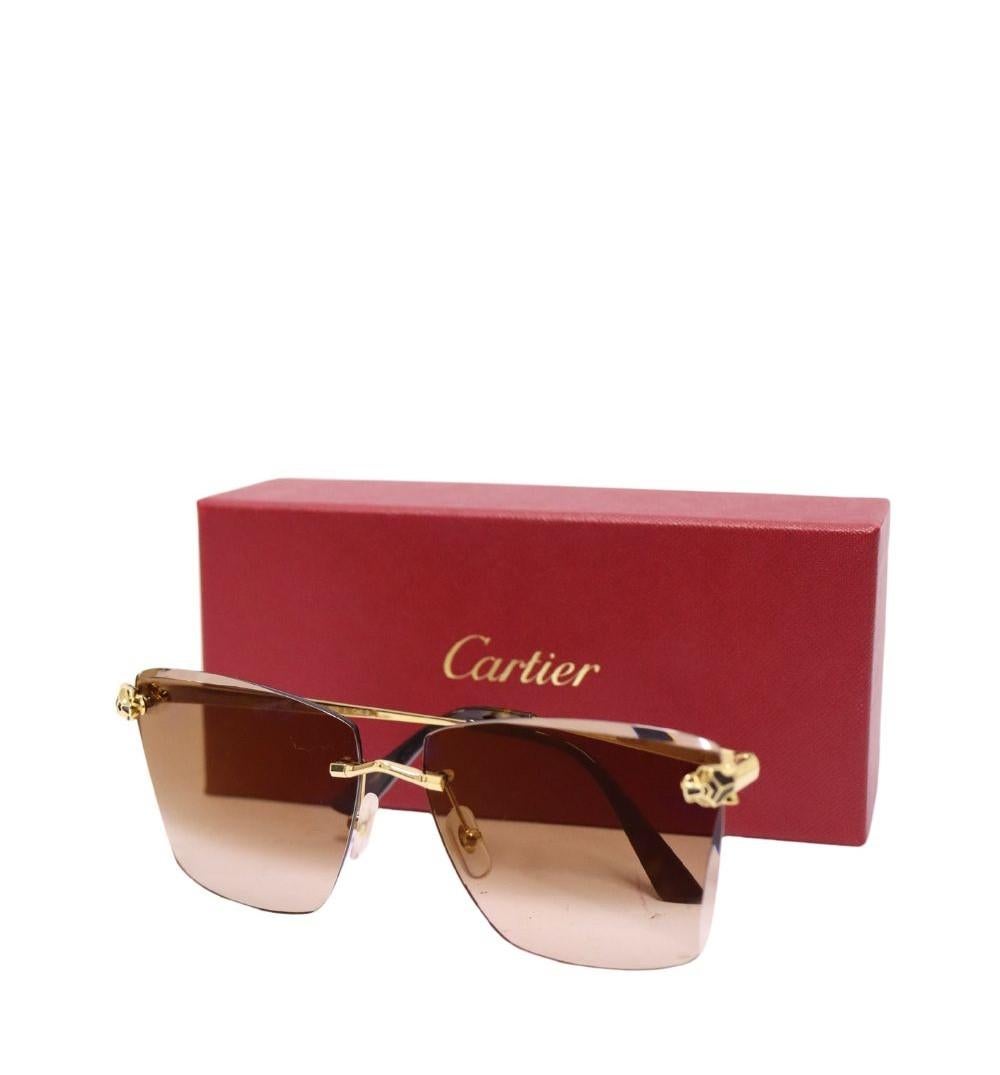 Cartier Signature Panther Sonnenbrille, mit getönten braunen Gläsern mit Farbverlauf, goldenem Metall und geraden Bügeln mit abgewinkelten Spitzen.

Hardware: Acetat / Metall
Linse: Braun
Breite der Linse: 60 mm
Objektivbrücke: 14 mm
Armlänge: