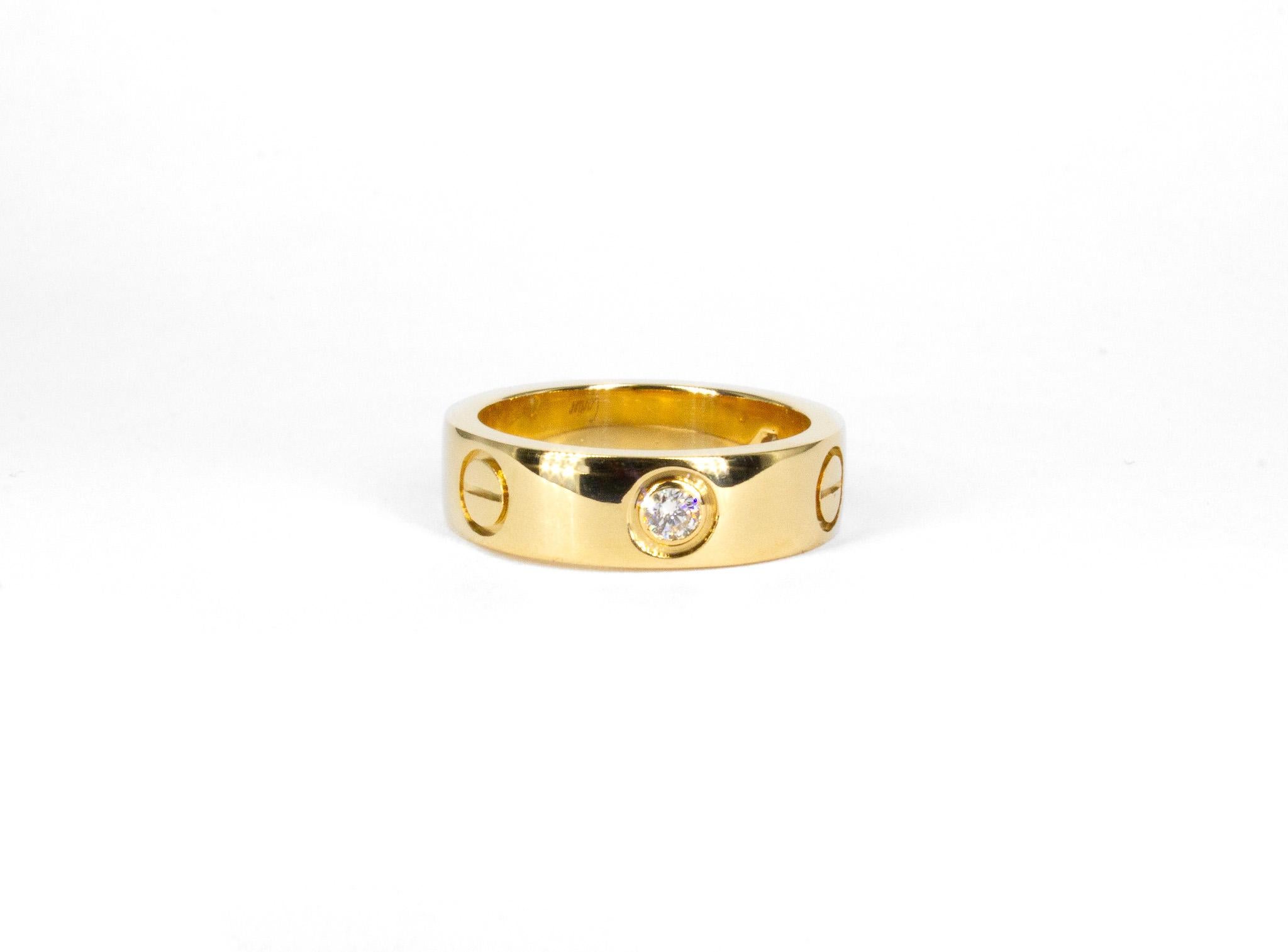 Der Cartier LOVE Ring aus Gelbgold ist ein zeitloser Ausdruck von dauerhafter Eleganz und Romantik. Dieses ikonische Design aus 18 Karat Gelbgold zeichnet sich durch drei nahtlos in das Band eingelassene Diamanten im Brillantschliff von insgesamt