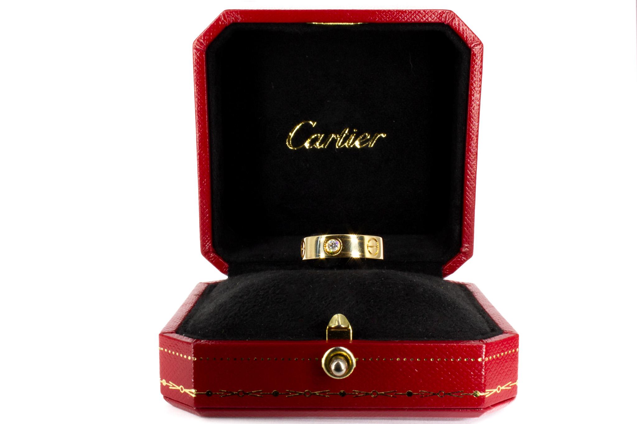 Cartier signiert 18K Gelbgold Classic Modell drei Diamanten Love Ring im Angebot 1
