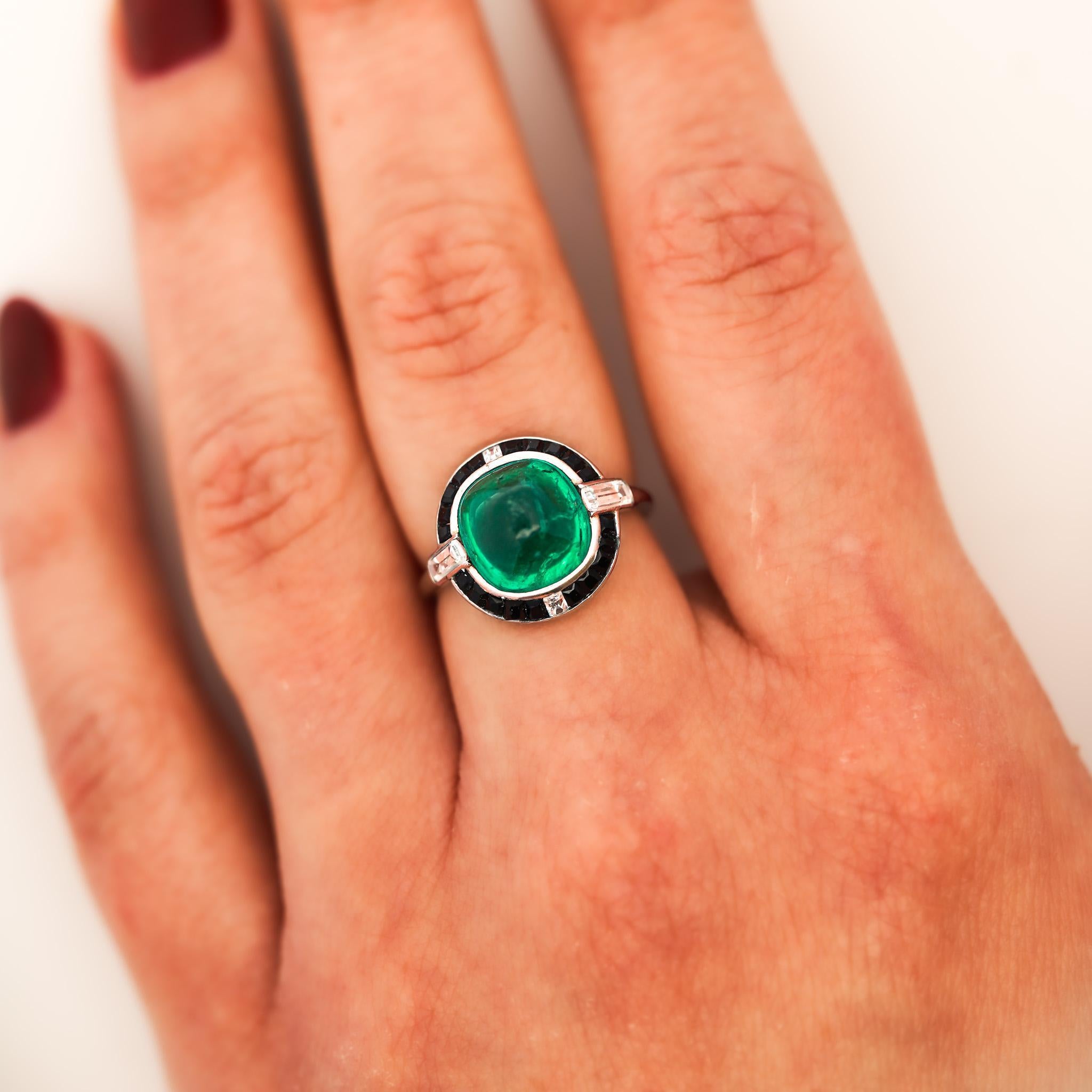 Bague en platine signée Cartier, de style Art Déco, avec émeraude colombienne, onyx et diamant en vente 5