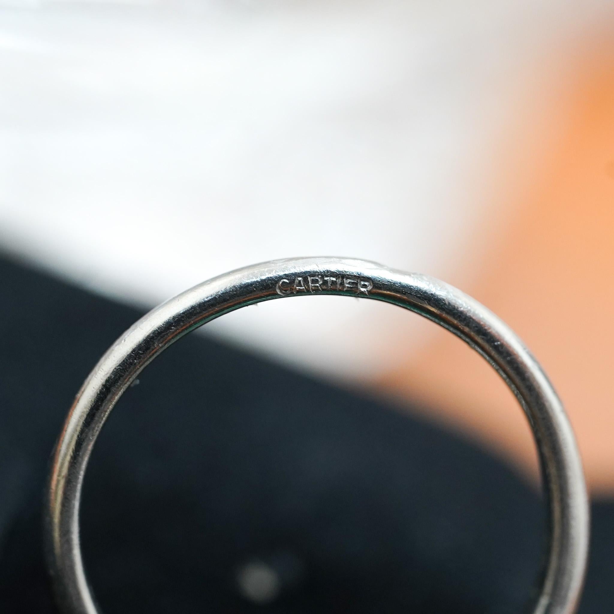 Bague en platine signée Cartier, de style Art Déco, avec émeraude colombienne, onyx et diamant Pour femmes en vente