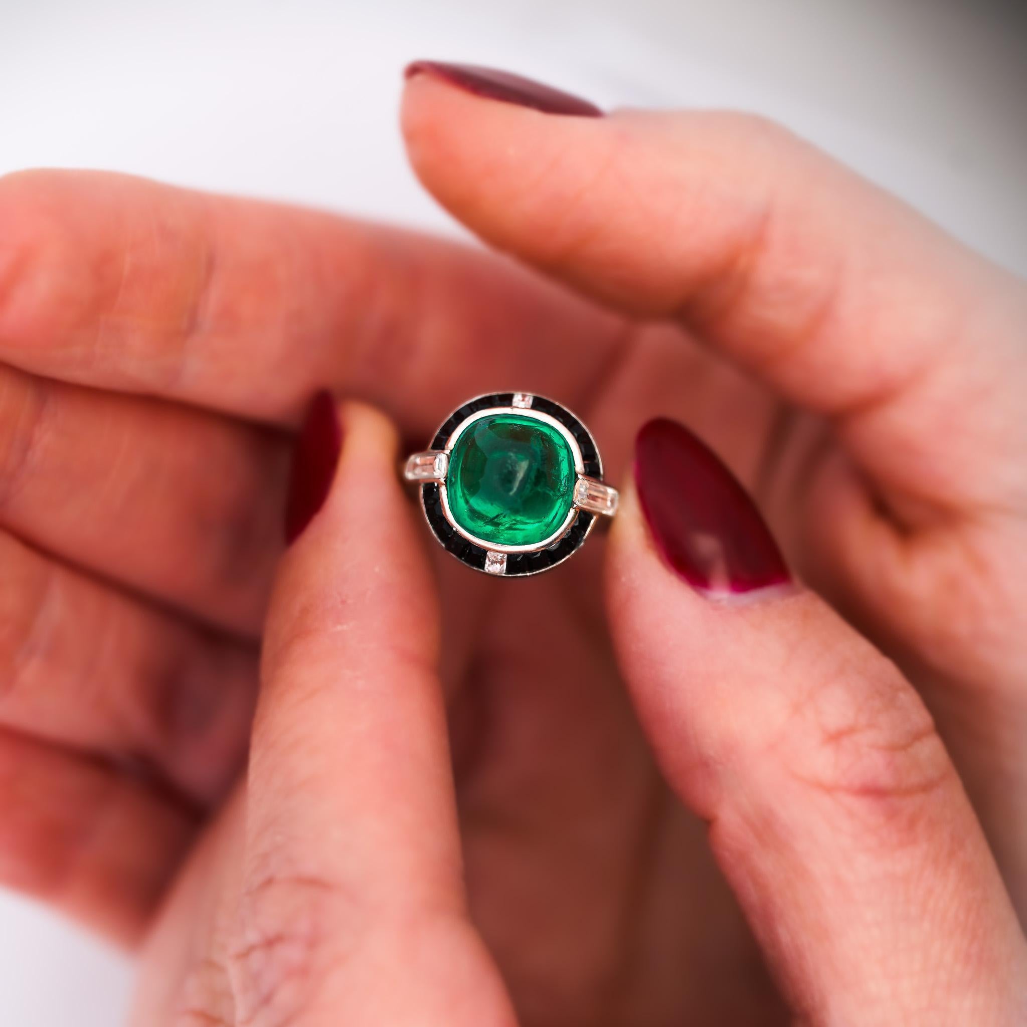 Bague en platine signée Cartier, de style Art Déco, avec émeraude colombienne, onyx et diamant en vente 2