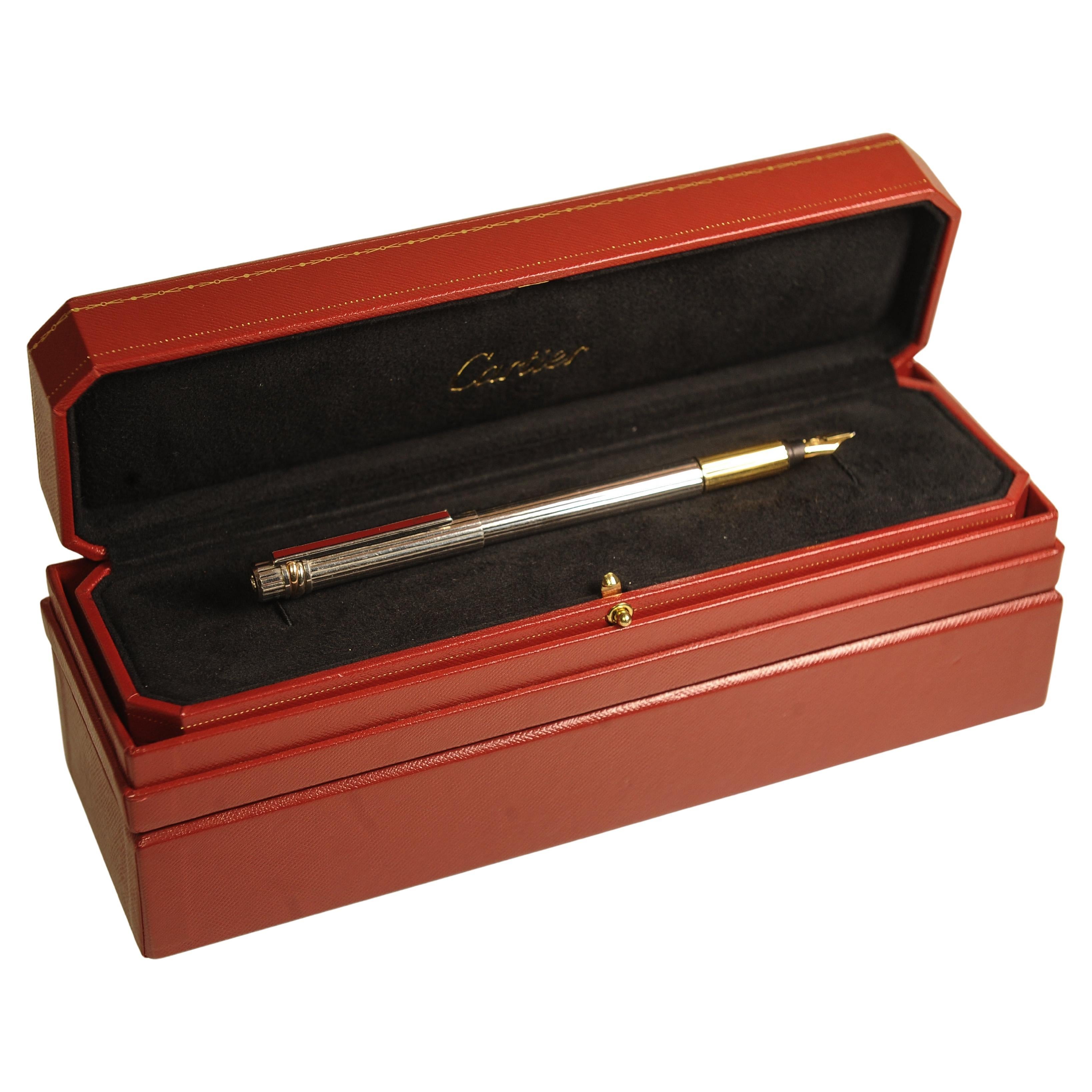 Cartier 18 Karat vergoldeter Nib Trinity-Brunnenstift mit roter Cartier-Schachtel

Wunderschönes Beispiel für einen Must De Cartier Füllfederhalter.  
Dieser in Frankreich gefertigte Must de Cartier Trinity 18ct Gold Plated Ribbed Fountain Pen