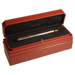 Pluma Estilográfica Cartier Trinity con Plumín de Oro 18ct y Baño de Plata y Estuche Rojo Cartier