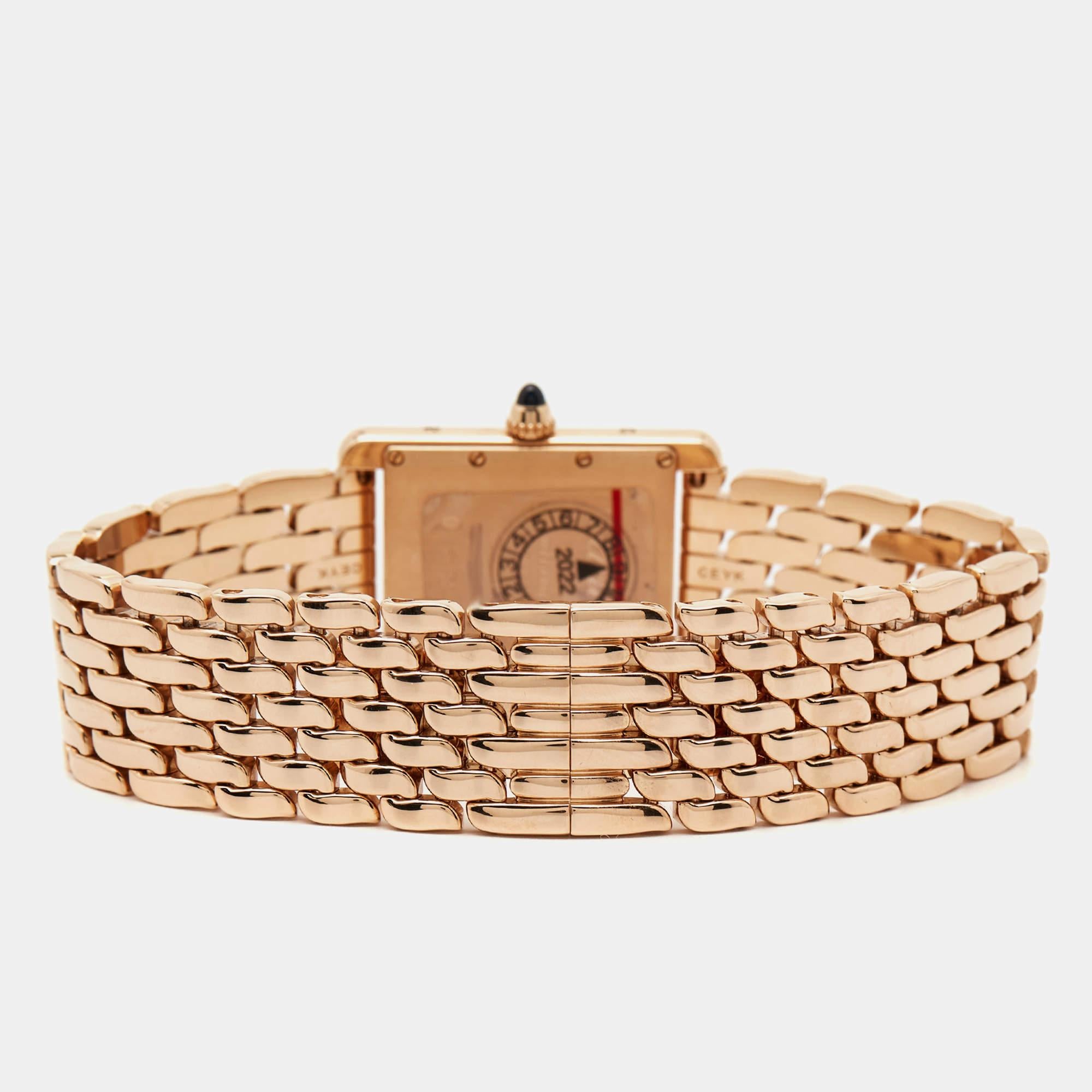 Eine zeitlose Silhouette aus hochwertigen Materialien, Präzision und Luxus machen diese Armbanduhr zur perfekten Wahl für einen raffinierten Abschluss eines jeden Looks. Es ist eine großartige Kreation, die den Alltag aufwertet.

Enthält: