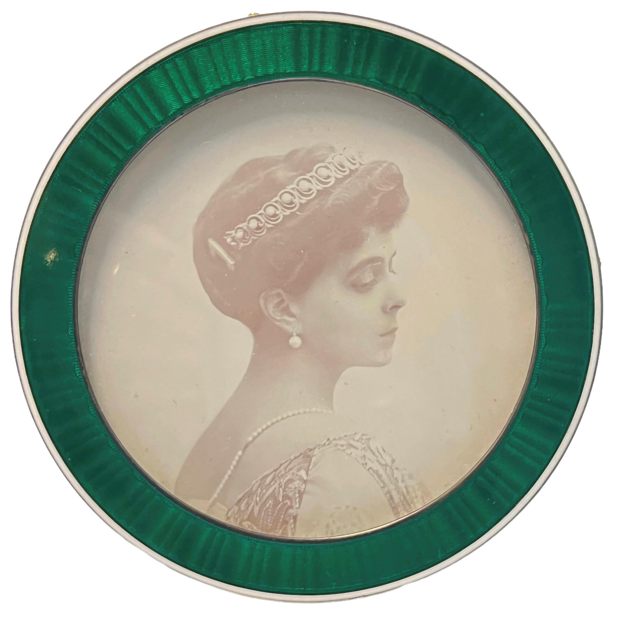 Unser hübsches und seltenes Silberbild von Cartier stammt aus der Zeit um 1900 und ist mit einem äußeren Ring aus grünem Emaille und der originalen lederbezogenen und gefütterten Geschenkbox ausgestattet.