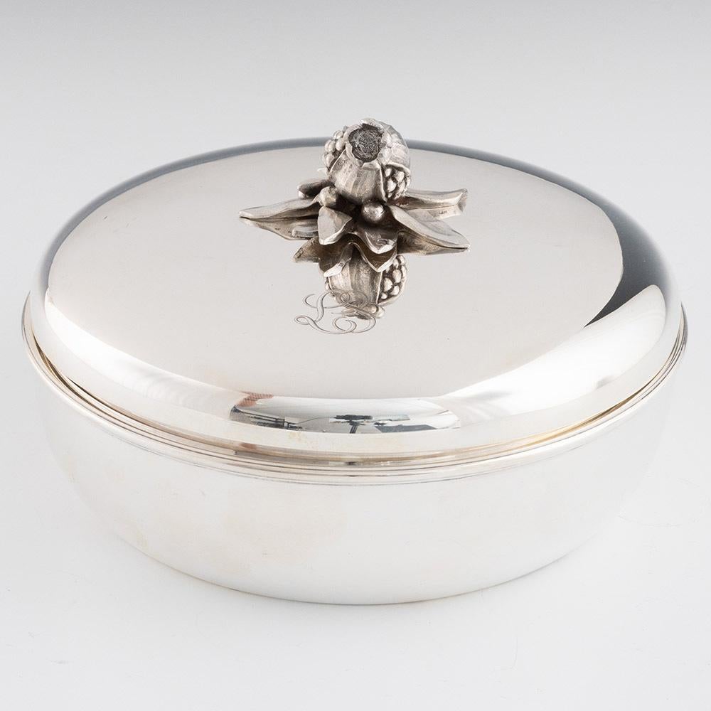 Titolo : Scatola e coperchio d'argento Cartier di Puiforcat c1940
Data: c1940
Origine : Parigi, Francia
Decorazione: Scatola e coperchio circolari con terminale in argento martellato a forma di melograno. Marchi standard francesi sulla base