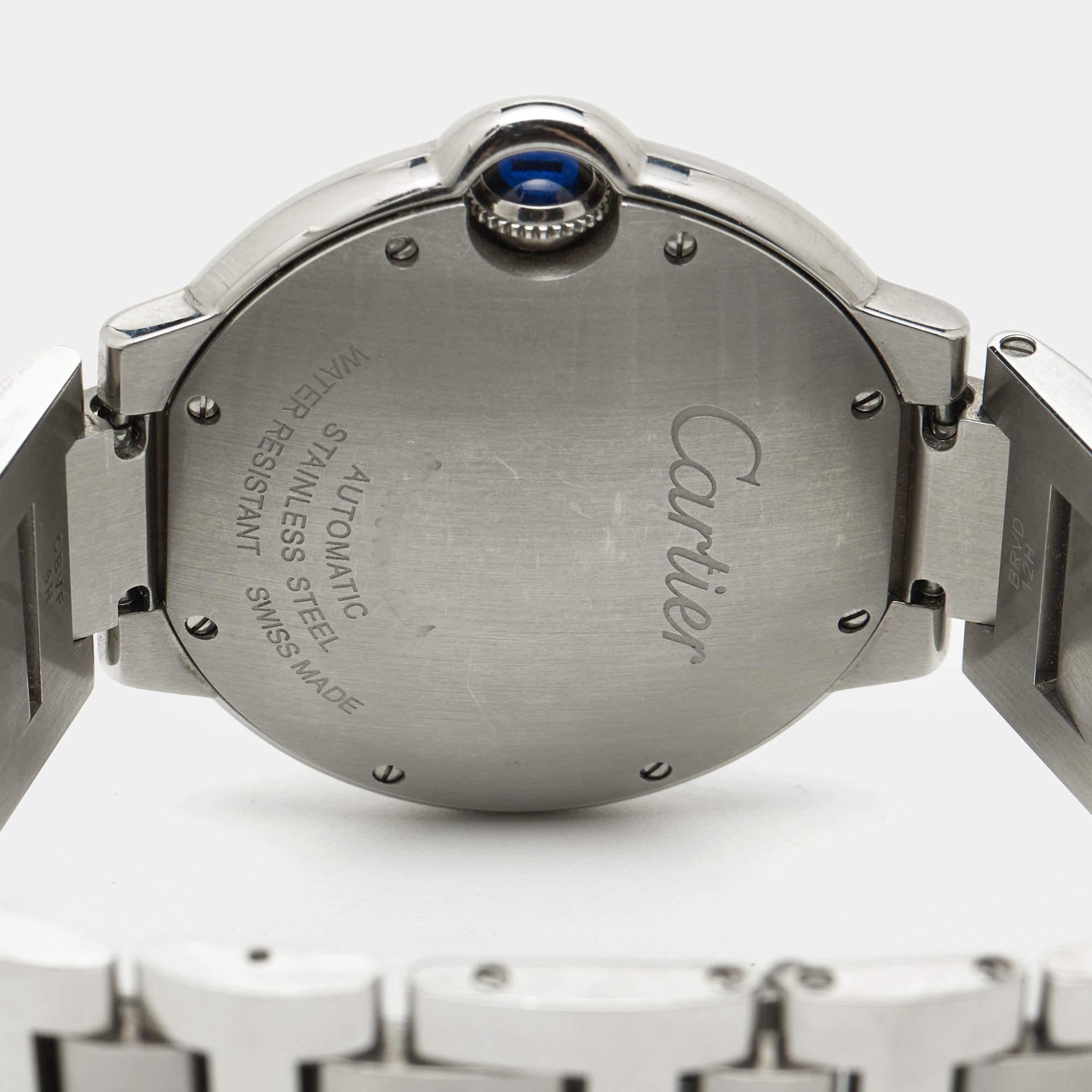 Die 2007 kreierte Cartier Ballon Bleu Uhr ist ein Lied der Details und der Harmonie. Die mittlerweile ikonische Uhr erhält ihre Identität durch die bewachte blaue Blase der Aufzugskrone an der Seite. Die Ballon Bleu WE902075 Uhr, die wir hier haben,