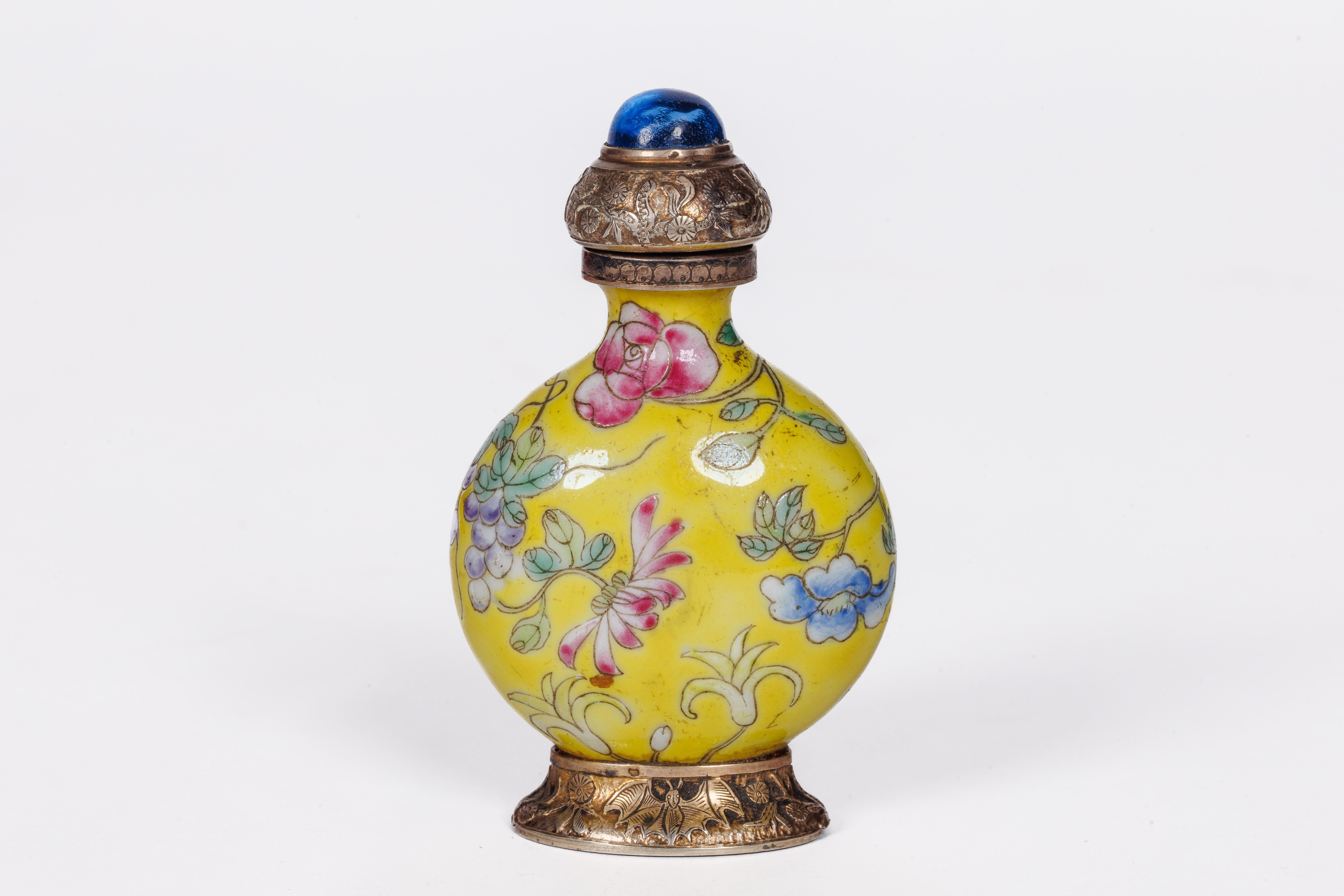 Cartier Silver-Mounted Chinese Porcelain Snuff Bottles in Original Box For Sale 2
