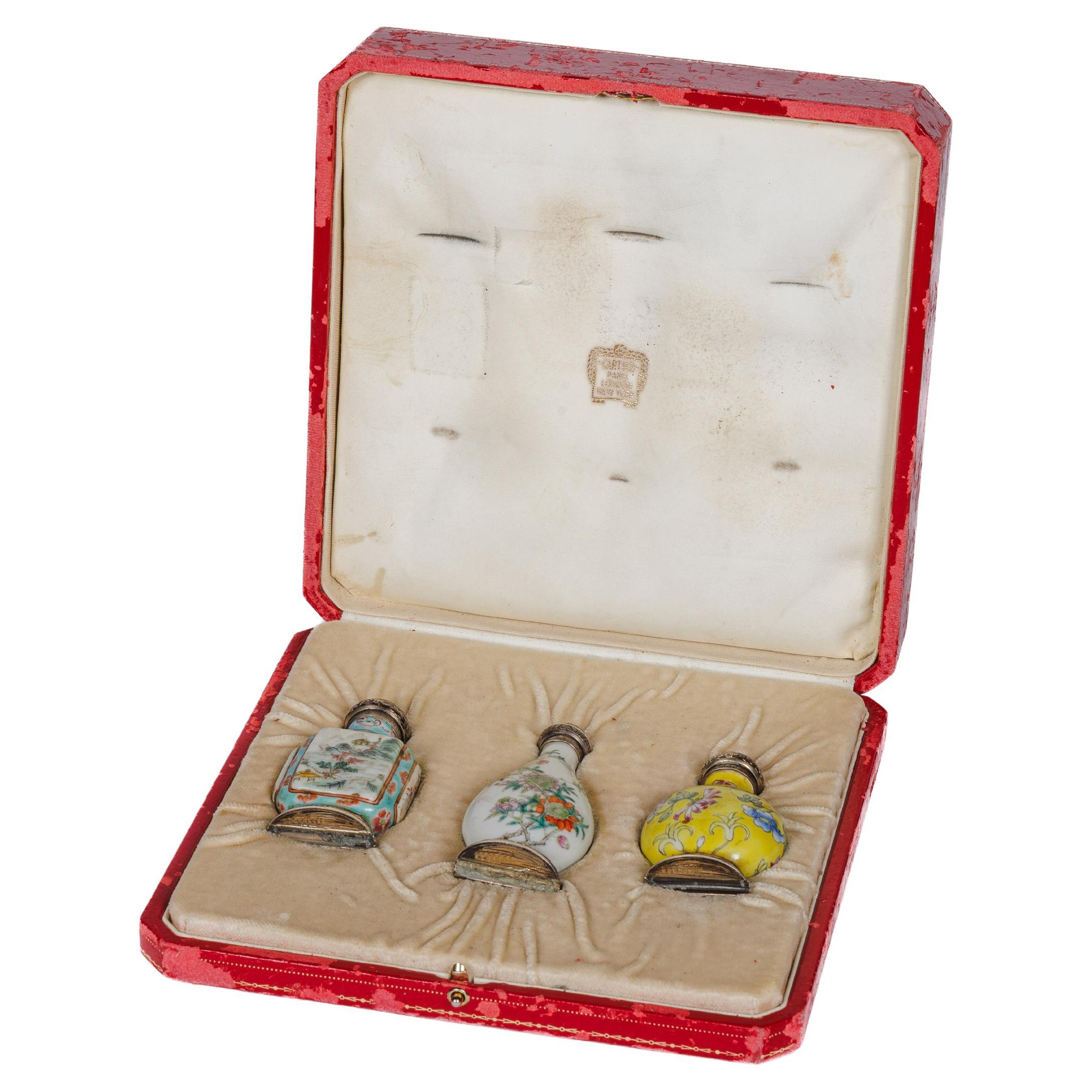 Tabacchiere cinesi di porcellana con montatura in argento di Cartier in scatola originale