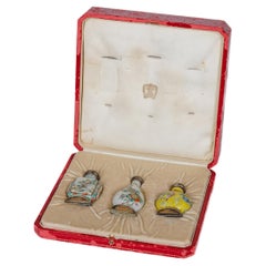 Bouteilles de parfum en porcelaine chinoise montées sur argent Cartier dans sa boîte d'origine