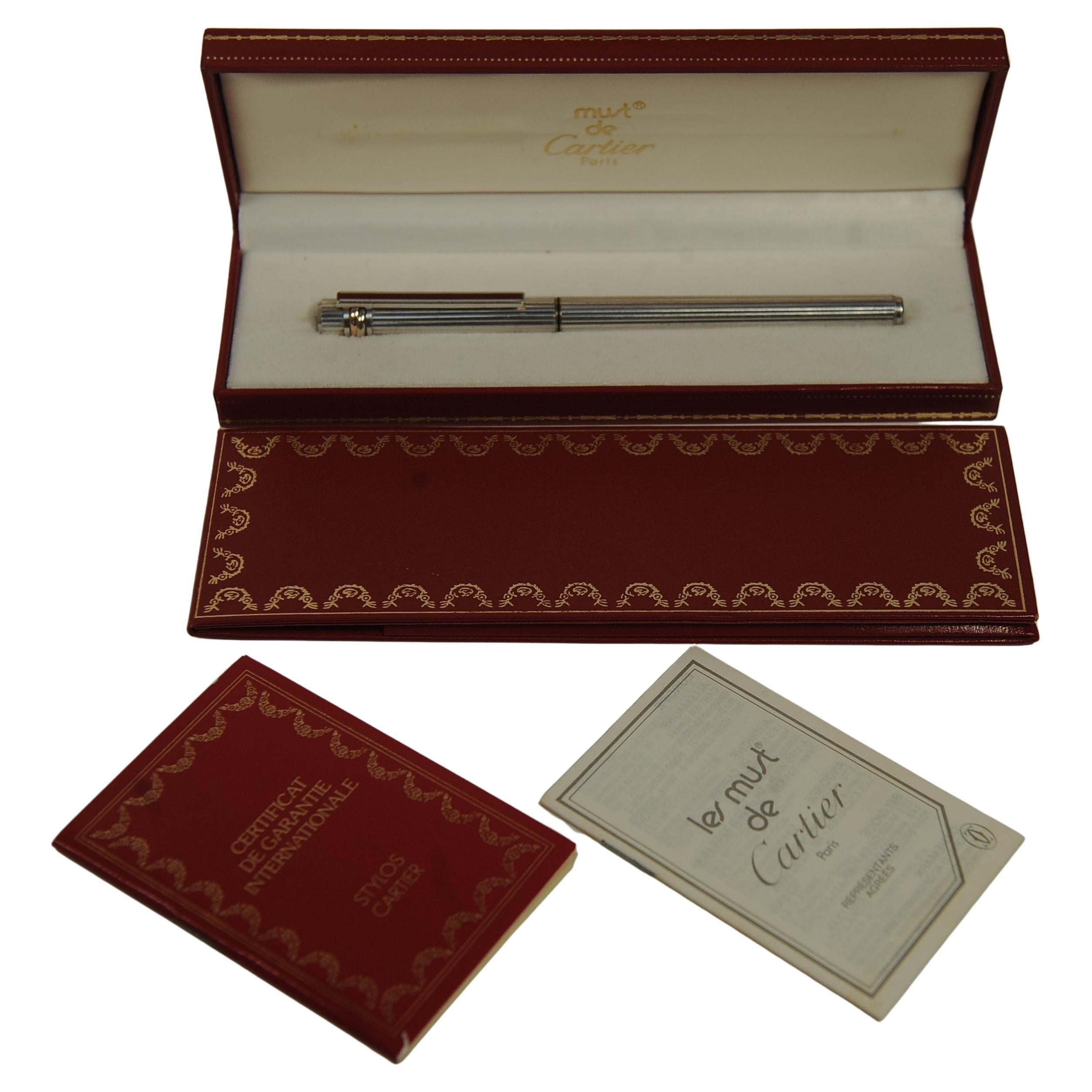 Stunnning Example of a must de Cartier fountain pen. 

Crafted in France, this must de Cartier Trinity Silver Plated Ribbed Fountain Pen boasts a stunning gold trim and an 18K solid gold nib. 

The pen's vintage status adds to its charm and appeal,