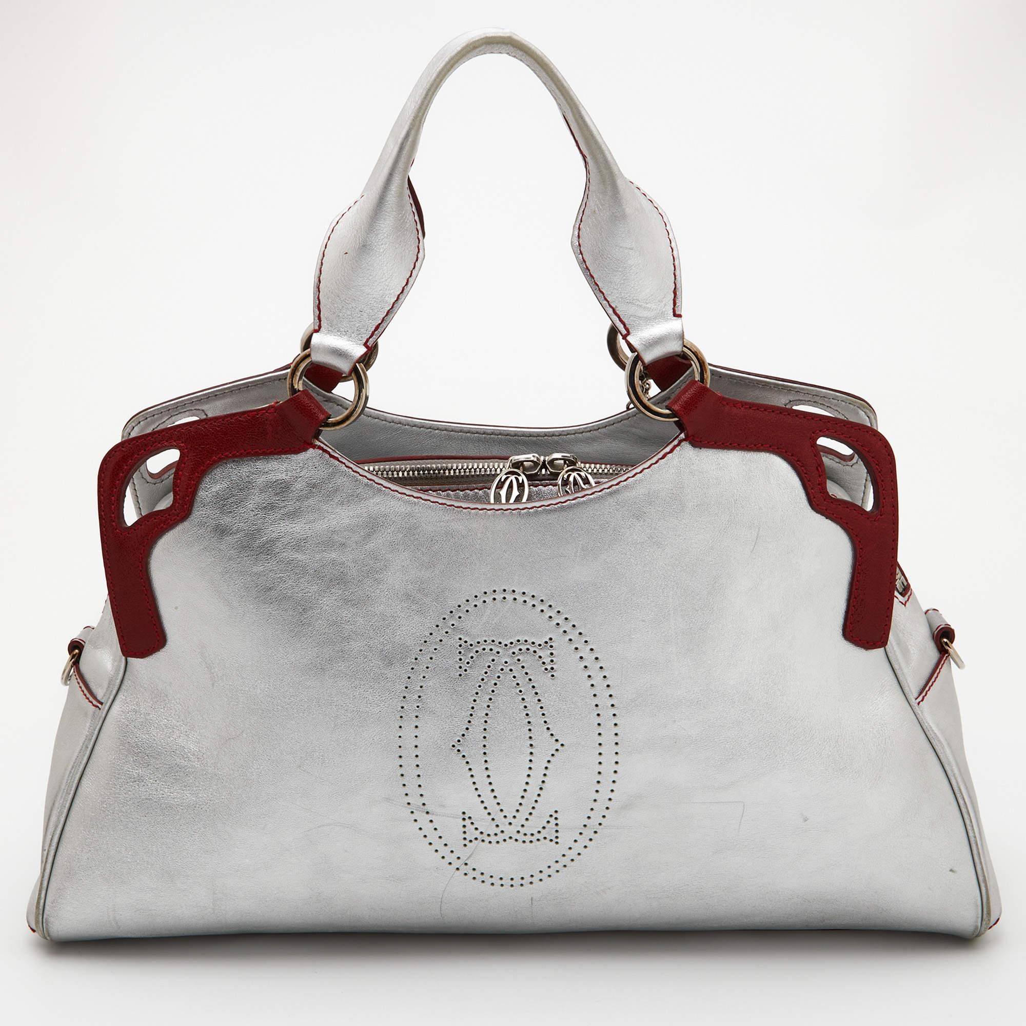 Showcasing classic allure and exceptional design, this Cartier Marcello de Cartier bag will win your vote as a favorite. It comes created from leather with a brand signature on the front, and it embodies an attractive silver & red shade. Lined with