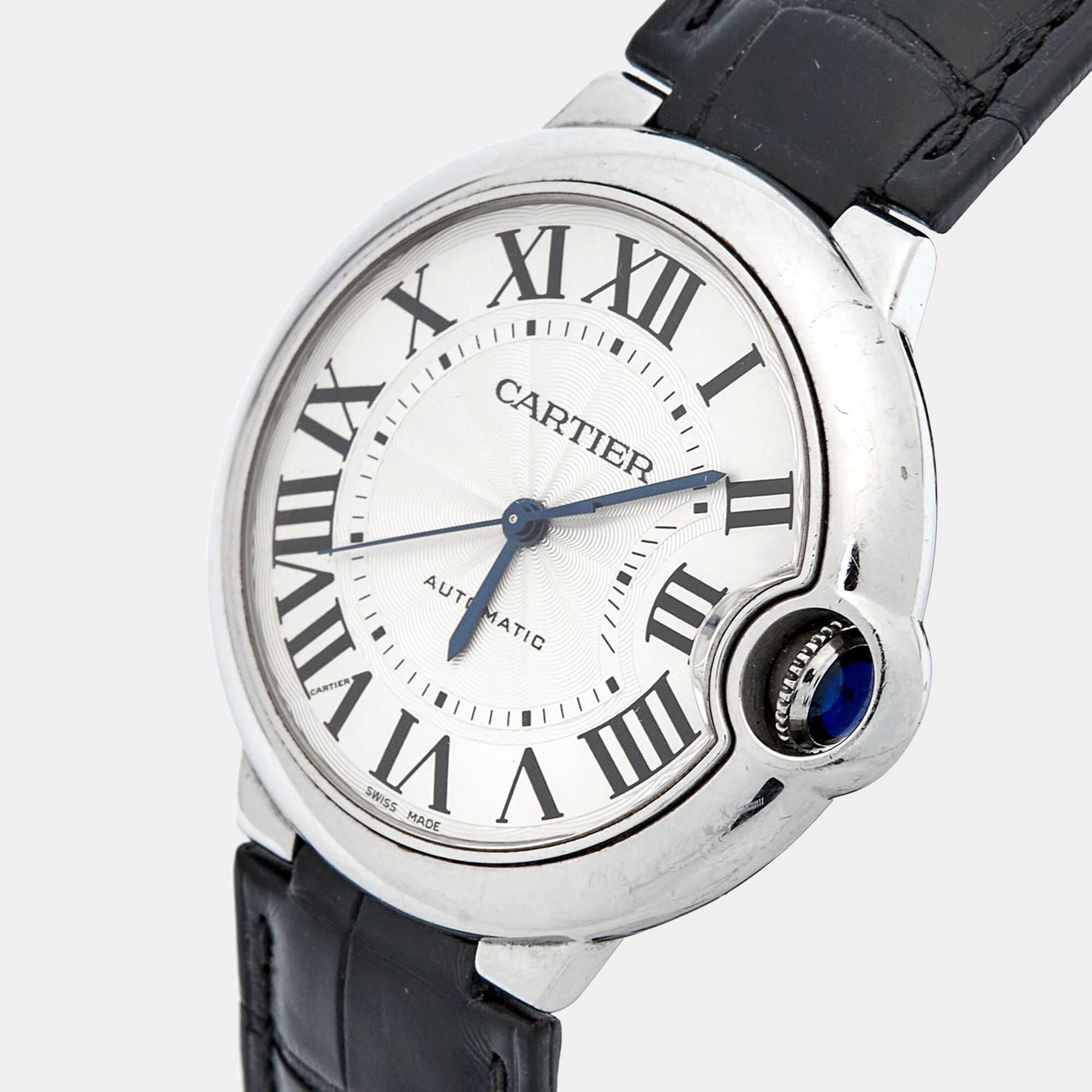 First created in 2007, the Cartier Ballon Bleu watch is a song of details and harmony. The now-iconic watch gets its identity from the guarded blue bubble of the winding crown on the side. The Ballon Bleu WSBB0028 watch we have here is for women,