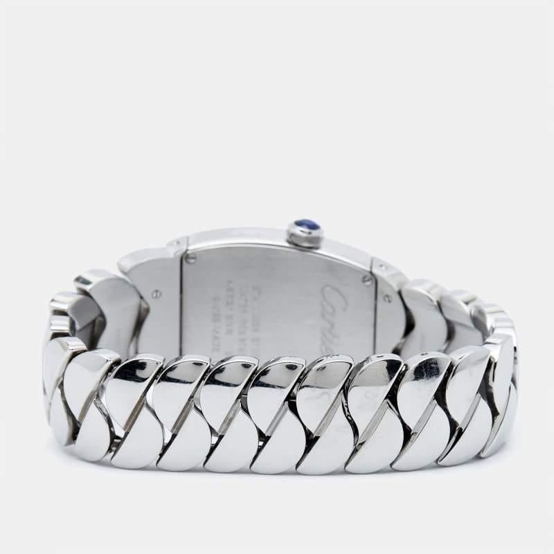 Les montres-bracelets sont aussi efficaces que les bijoux lorsqu'elles sont bien accessoirisées. Admirez la beauté de cette Cartier. Elle est fabriquée en acier inoxydable avec un bracelet en forme de tresse et une lunette ornée de diamants,