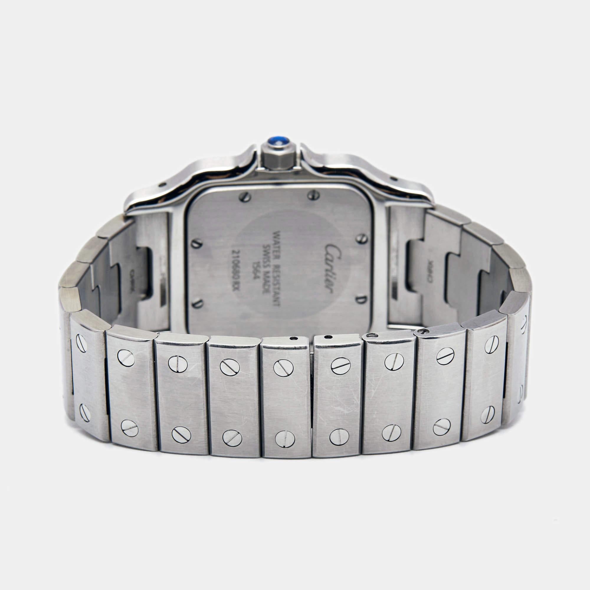 La Cartier Santos Eleg W2006006 est une montre-bracelet exquise pour femme qui allie harmonieusement élégance et fonctionnalité. Réalisés avec précision, son boîtier et son bracelet en acier inoxydable dégagent un charme intemporel. Le cadran carré