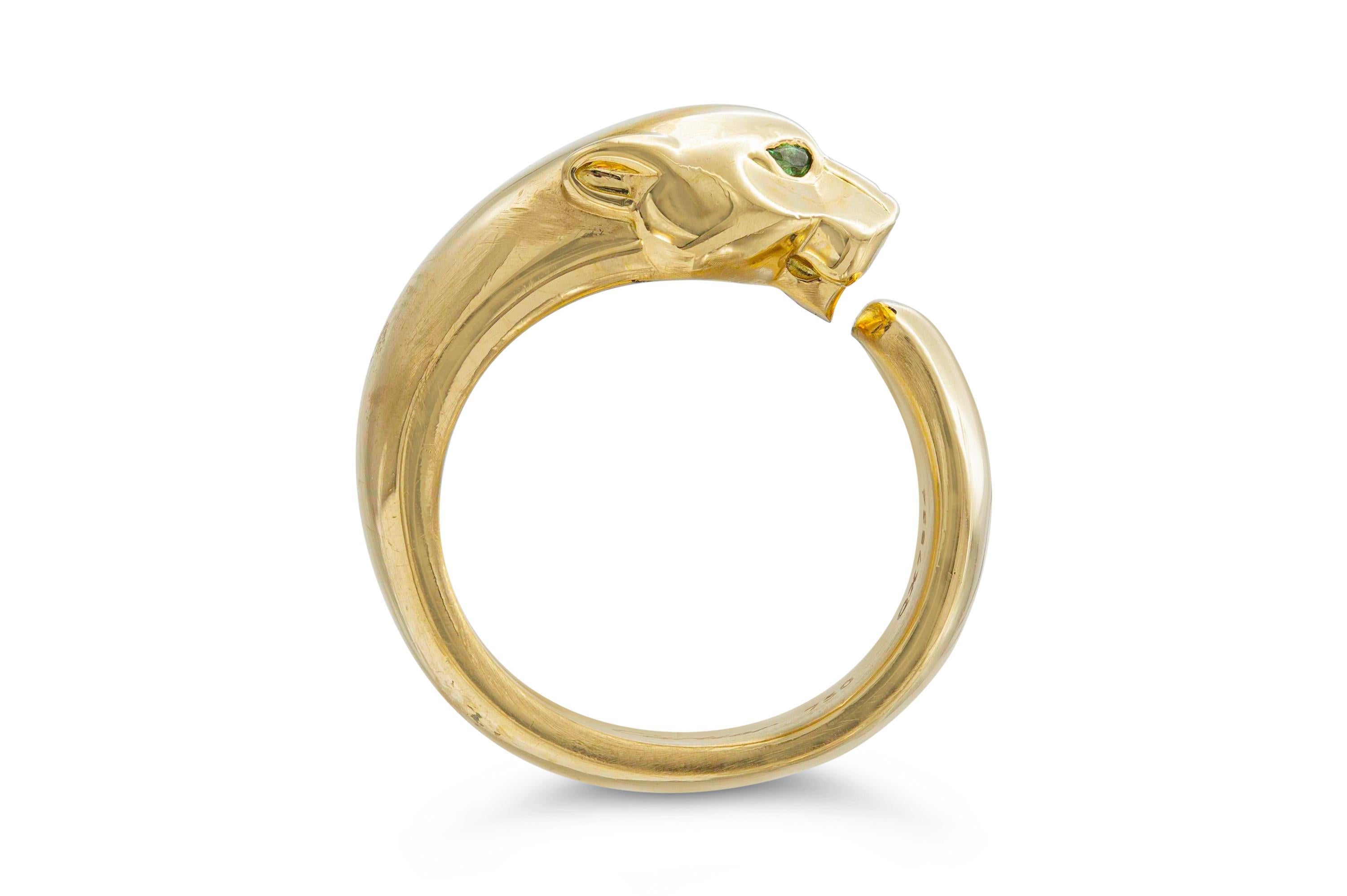 Finemente realizzato in oro giallo 18 carati con due occhi in granato tsavorite e un naso in onice.
Firmato da Cartier e proveniente dalla sua Collectional Panthere.
Taglia 6.