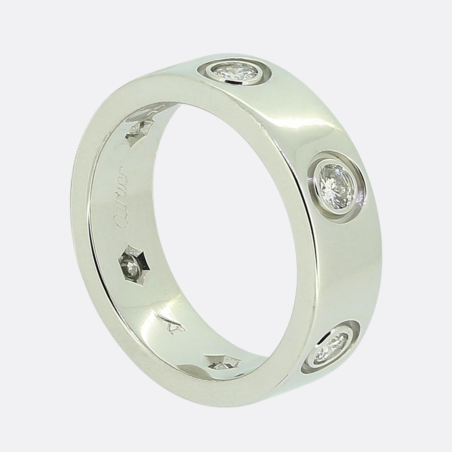 Aquí tenemos un anillo de oro blanco de 18 quilates de la famosa casa de joyas de lujo Cartier. Este anillo forma parte de su colección LOVE y luce seis diamantes redondos de talla brillante alrededor de toda la banda.

Estado: Usado (Muy bueno) -