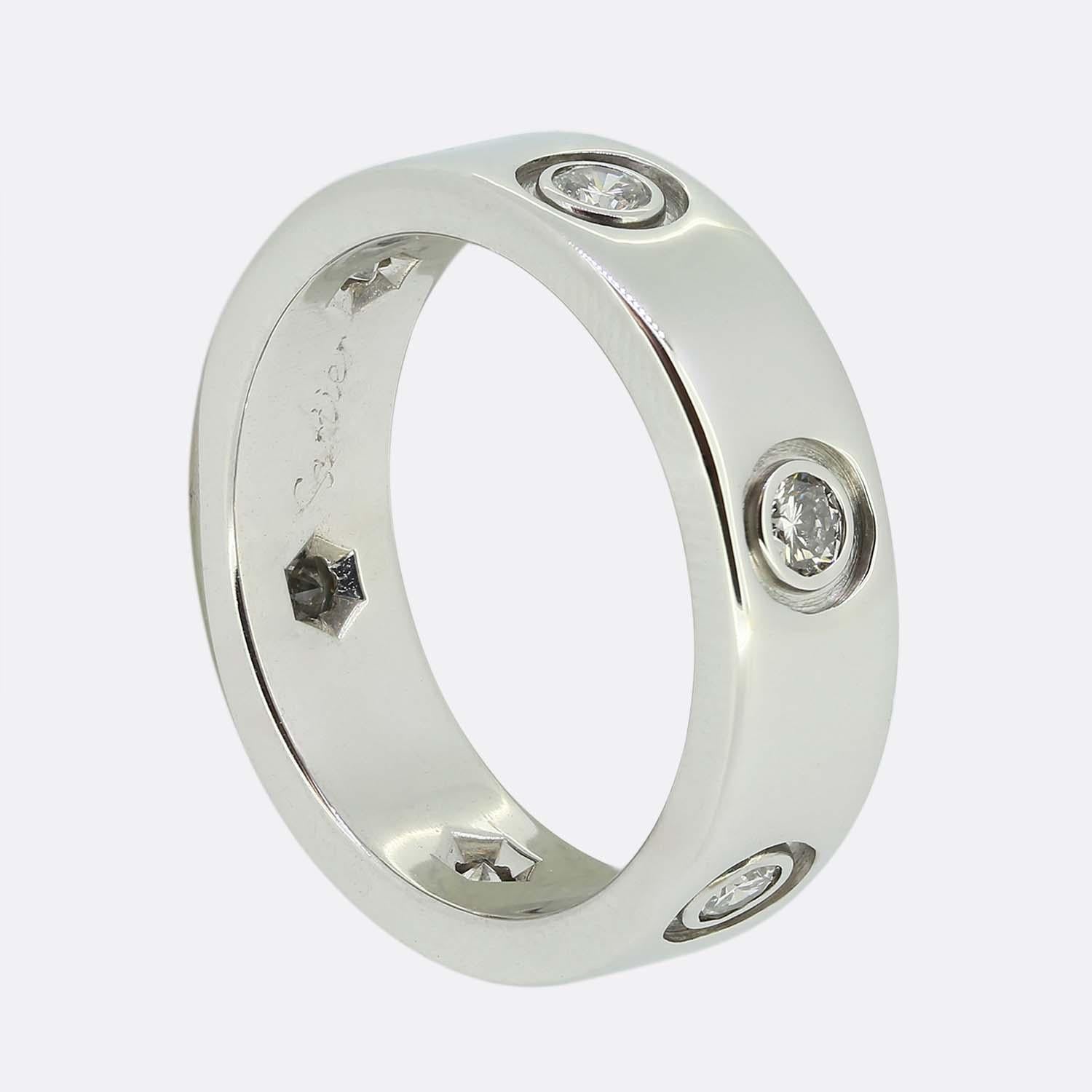 Hier haben wir einen Ring aus 18 Karat Weißgold aus dem weltbekannten Luxusschmuckhaus Cartier. Dieser Ring ist Teil der LOVE-Kollektion und zeigt sechs perfekt aufeinander abgestimmte runde Diamanten im Brillantschliff, die den Ring umgeben.