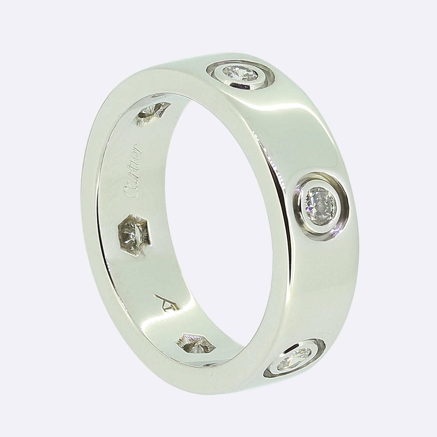 Hier haben wir einen Ring aus 18 Karat Weißgold aus dem weltbekannten Luxusschmuckhaus Cartier. Der Ring ist Teil der kultigen LOVE-Kollektion und gehört zu den berühmtesten Schmuckstücken der Welt. Dies ist das breitere Modell mit einer Breite von