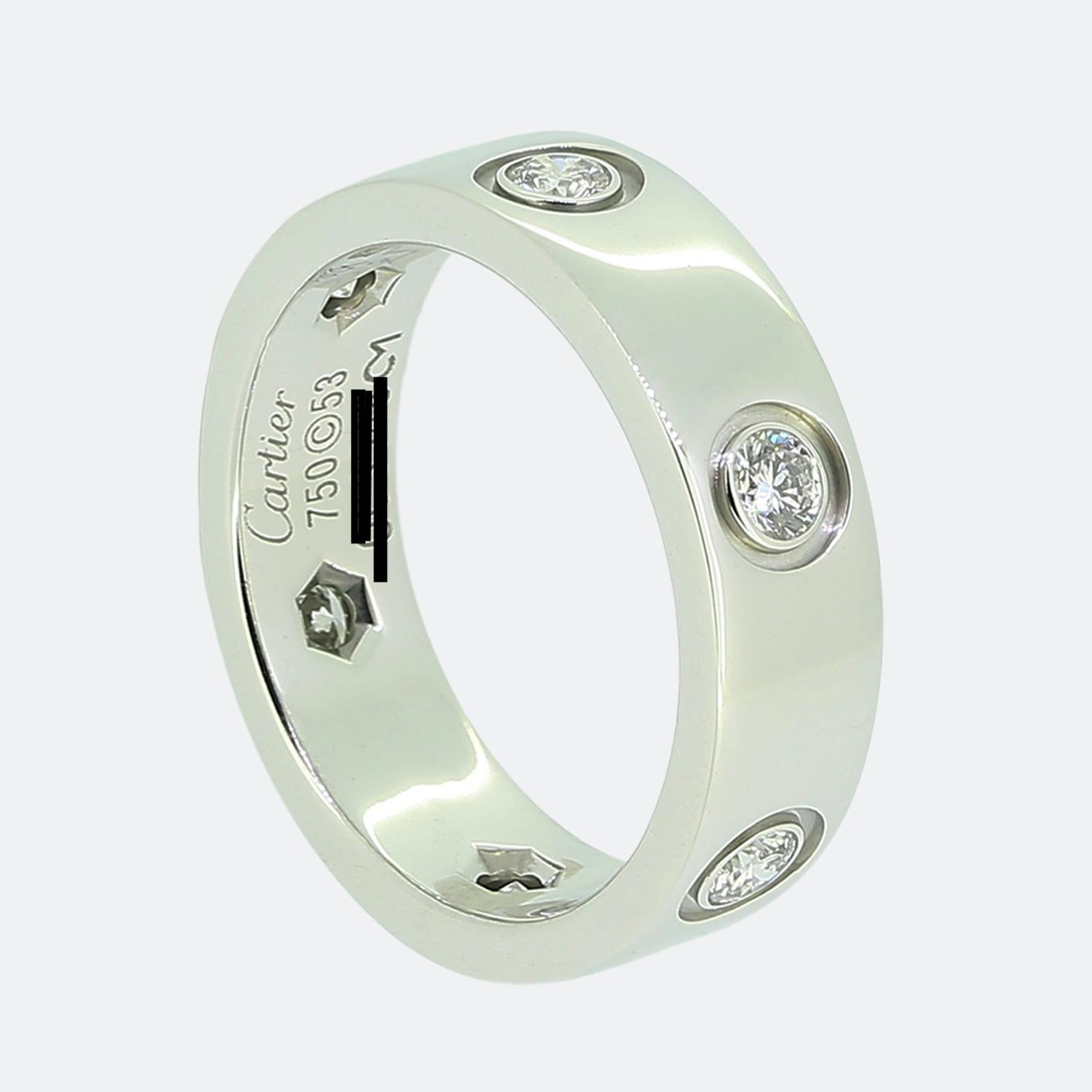 Hier haben wir einen Ring aus 18-karätigem Weißgold aus dem renommierten Luxusschmuckhaus Cartier. Dieser Ring ist Teil der LOVE-Kollektion und zeigt sechs runde Diamanten im Brillantschliff, die das gesamte Band umgeben.

Zustand: Gebraucht