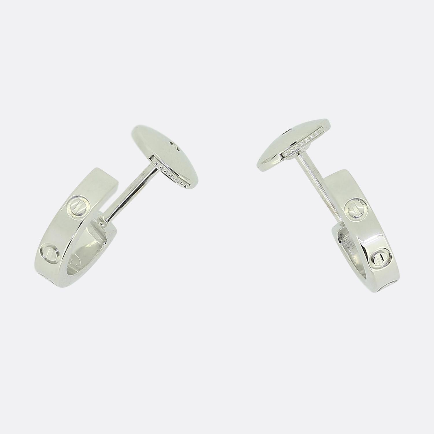 Si tratta di un meraviglioso paio di orecchini in oro bianco 18 ct del designer di gioielli di lusso Cartier. Gli orecchini fanno parte dell'iconica collezione LOVE e sono perfetti da indossare tutti i giorni.

Condit: Usato (Eccellente)
Peso: 3.7