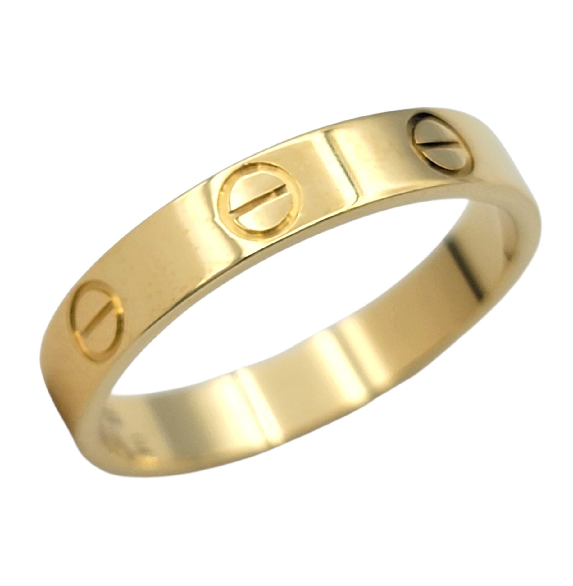 Misura dell'anello: 7 1/4 USA o 55 UE

L'iconico anello LOVE di Cartier incarna un'eleganza senza tempo e un romanticismo moderno. Realizzato in oro giallo 18 carati, questo piccolo modello di fascia si distingue per i motivi a vite, simbolo di