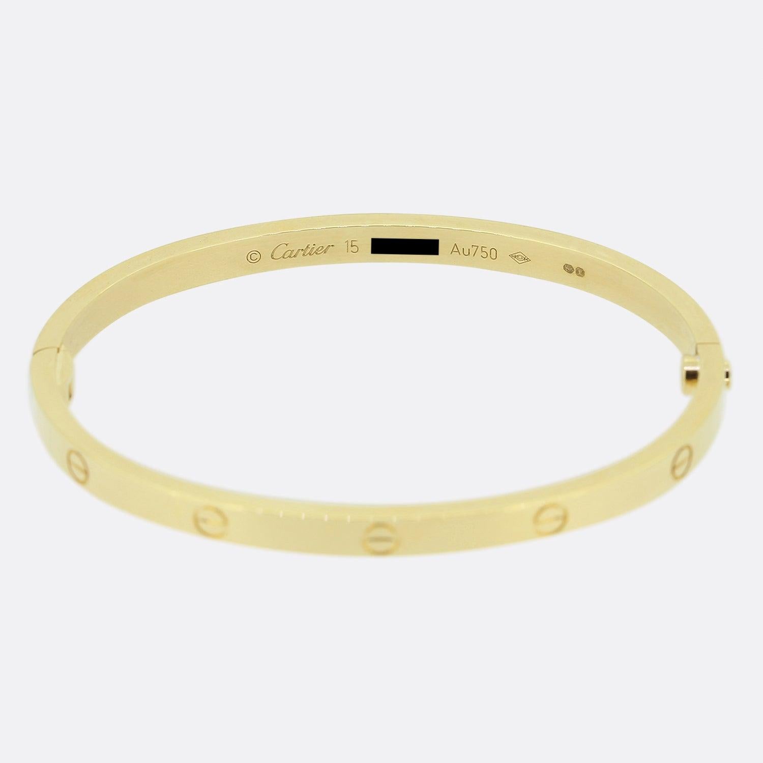 Nous avons ici un bracelet en or jaune 18ct de la maison de joaillerie de luxe de renommée mondiale Cartier. Ce bracelet fait partie de la collection LOVE et présente le motif iconique de la vis sur tout le pourtour extérieur. Il s'agit du modèle le