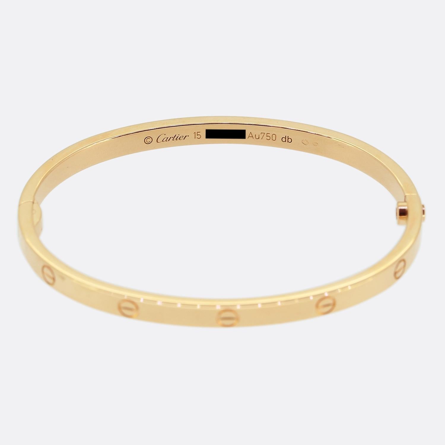 Voici un bracelet en or rose 18ct de la maison de joaillerie de luxe mondialement connue Cartier. Ce bracelet fait partie de la collection LOVE et présente le motif iconique de la vis sur tout le pourtour extérieur. Il s'agit du modèle le plus fin