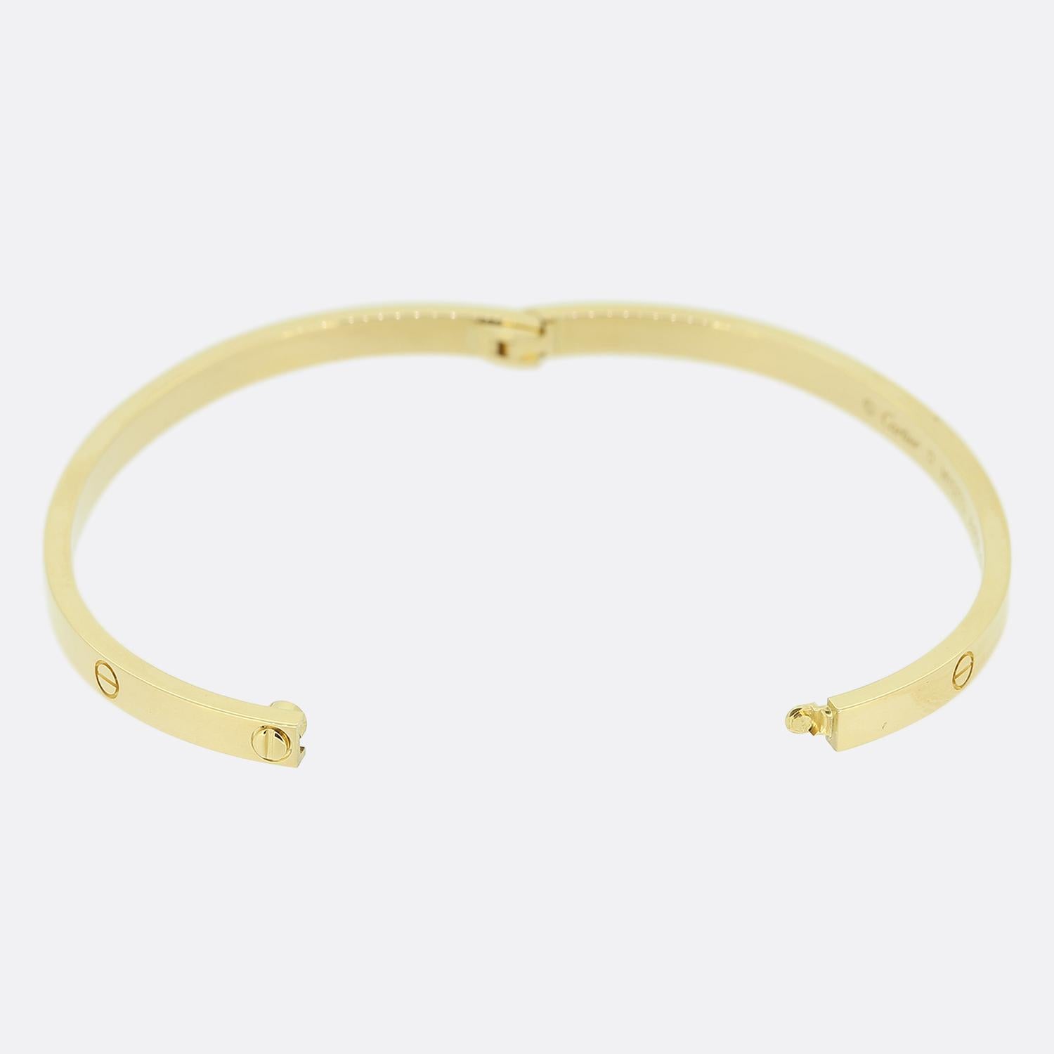 Nous avons ici un bracelet en or jaune 18ct de la maison de joaillerie de luxe de renommée mondiale Cartier. Ce bracelet fait partie de la collection LOVE et présente le motif iconique de la vis sur tout le pourtour extérieur. Il s'agit du modèle le
