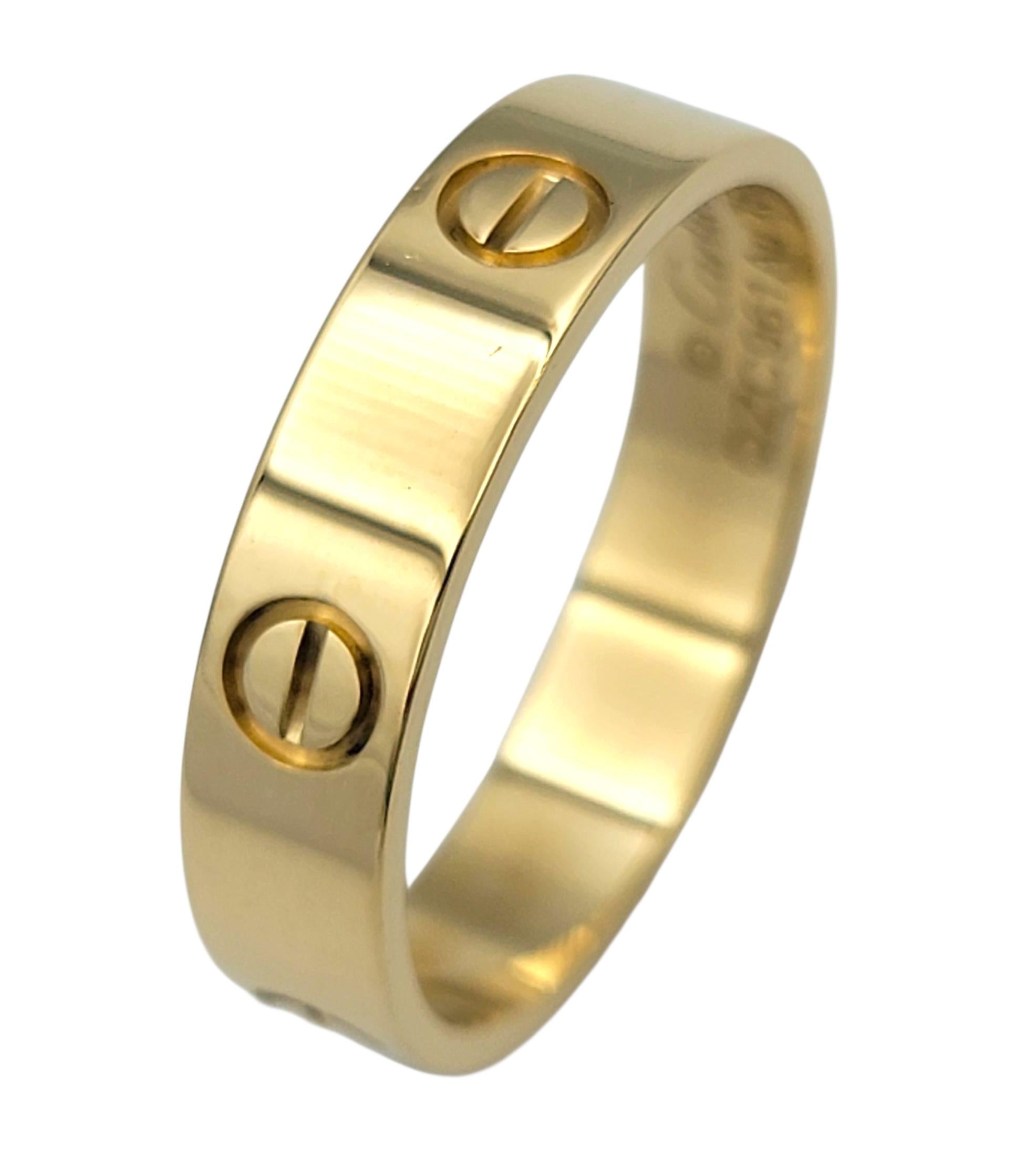 Questo autentico anello Cartier Love è realizzato in oro giallo 18 carati e mostra l'iconico motivo a vite che simboleggia l'amore eterno e l'impegno. Il suo design elegante e senza tempo lo ha reso una delle creazioni più celebri di Cartier.

La