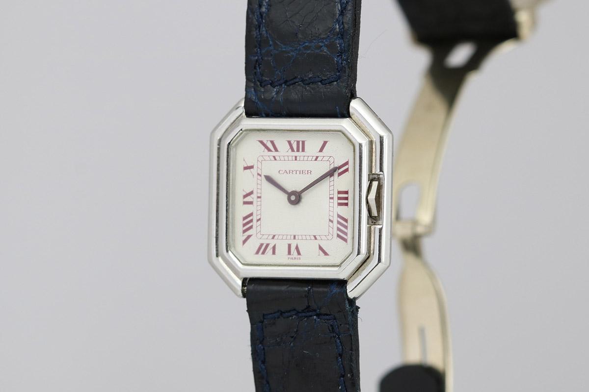 This is the small 25x25 version of the Cartier Ceinture equipped with a manual wind movement. The platinum case with its octagonal shape has an unusual, for the time, protected crown or 