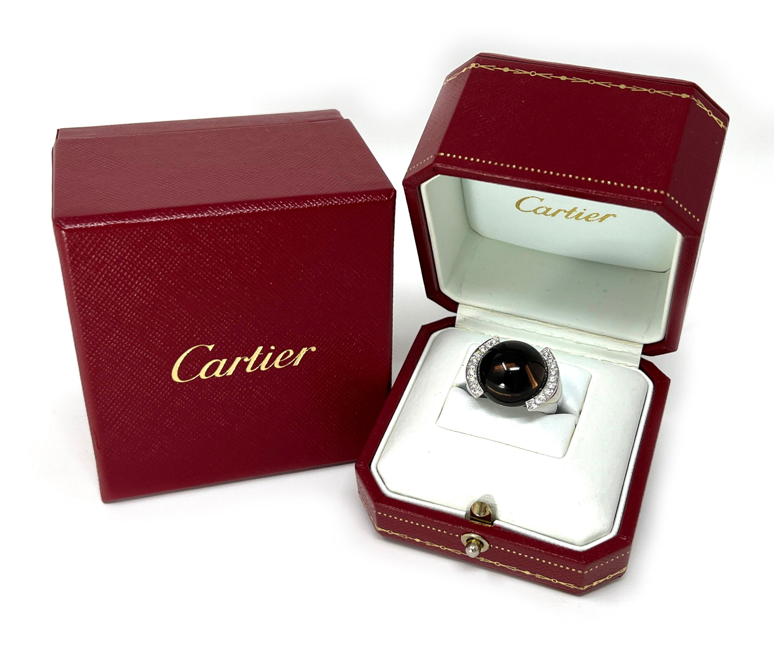 Taille ronde Cartier Bague cocktail en or blanc 18 carats avec quartz fumé et diamants en vente