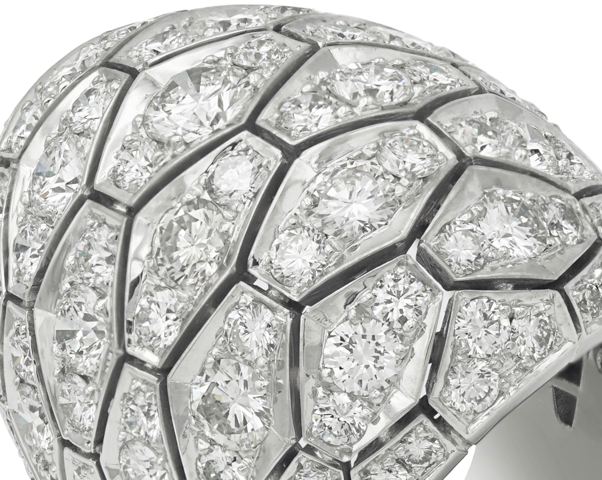 CARTIER convex ring in white gold, Snake Skin pattern, paved with diamonds. 
Signed and numbered. 
(30,55 grs)
Diamond : 7.80 carats
Quality color F, clarity VVS.