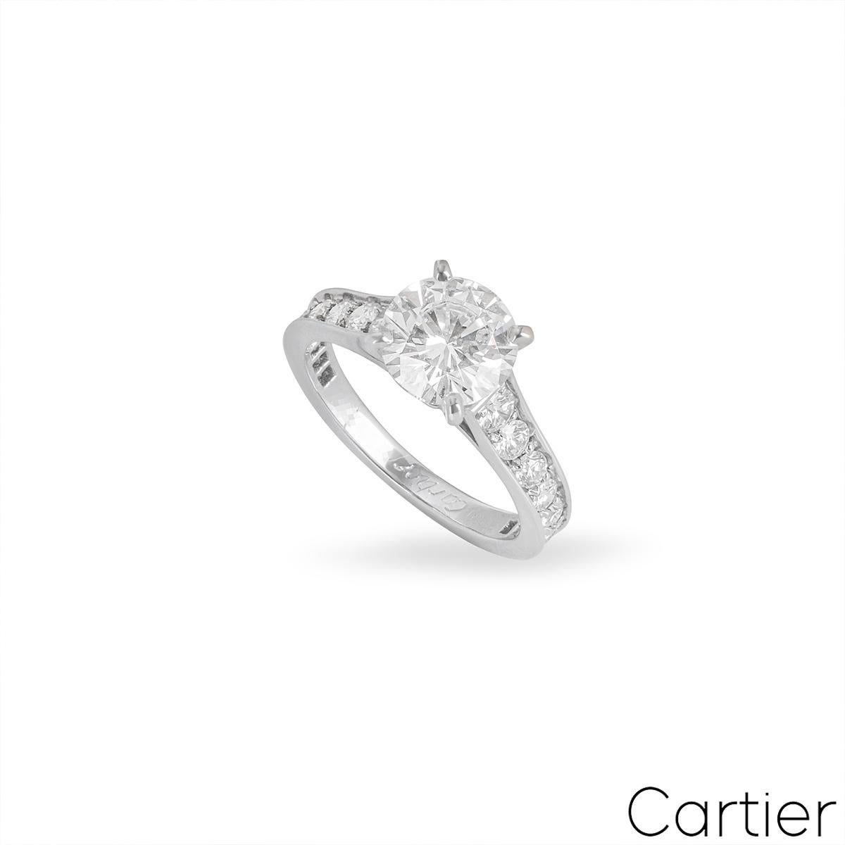 Ein schöner Platin-Diamantring aus der Kollektion Solitaire 1895 von Cartier. In der Mitte des Rings befindet sich ein runder Diamant im Brillantschliff von 1,70 Karat, Farbe G und Reinheit VVS1. Der Ring hat spitz zulaufende, mit Diamanten besetzte